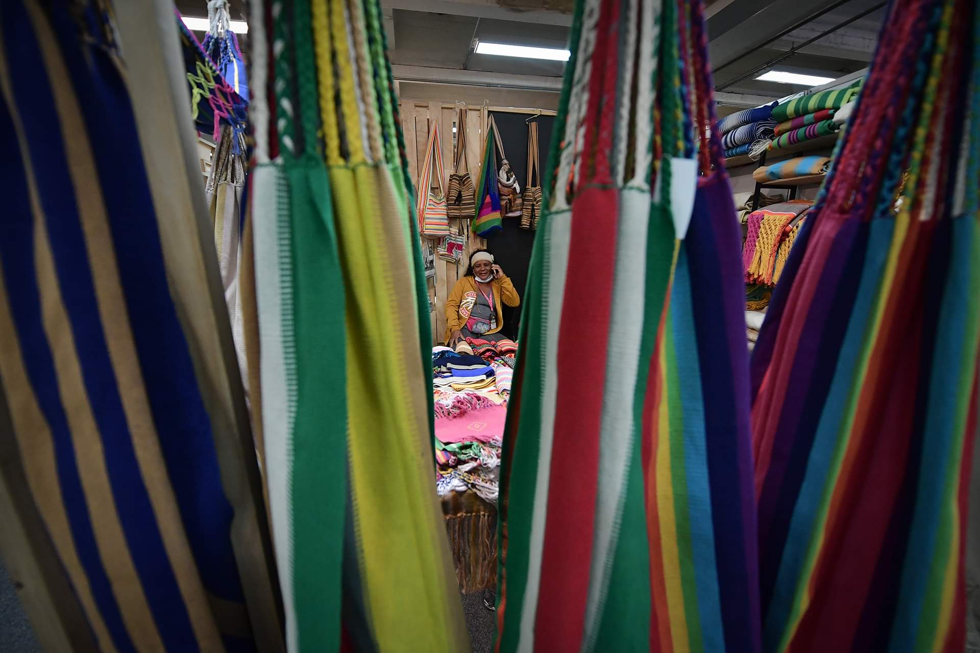 Más de 650 expositores participan en Expoartesanías 2021, el escenario para apoyar la reactivación del sector artesanal colombiano.