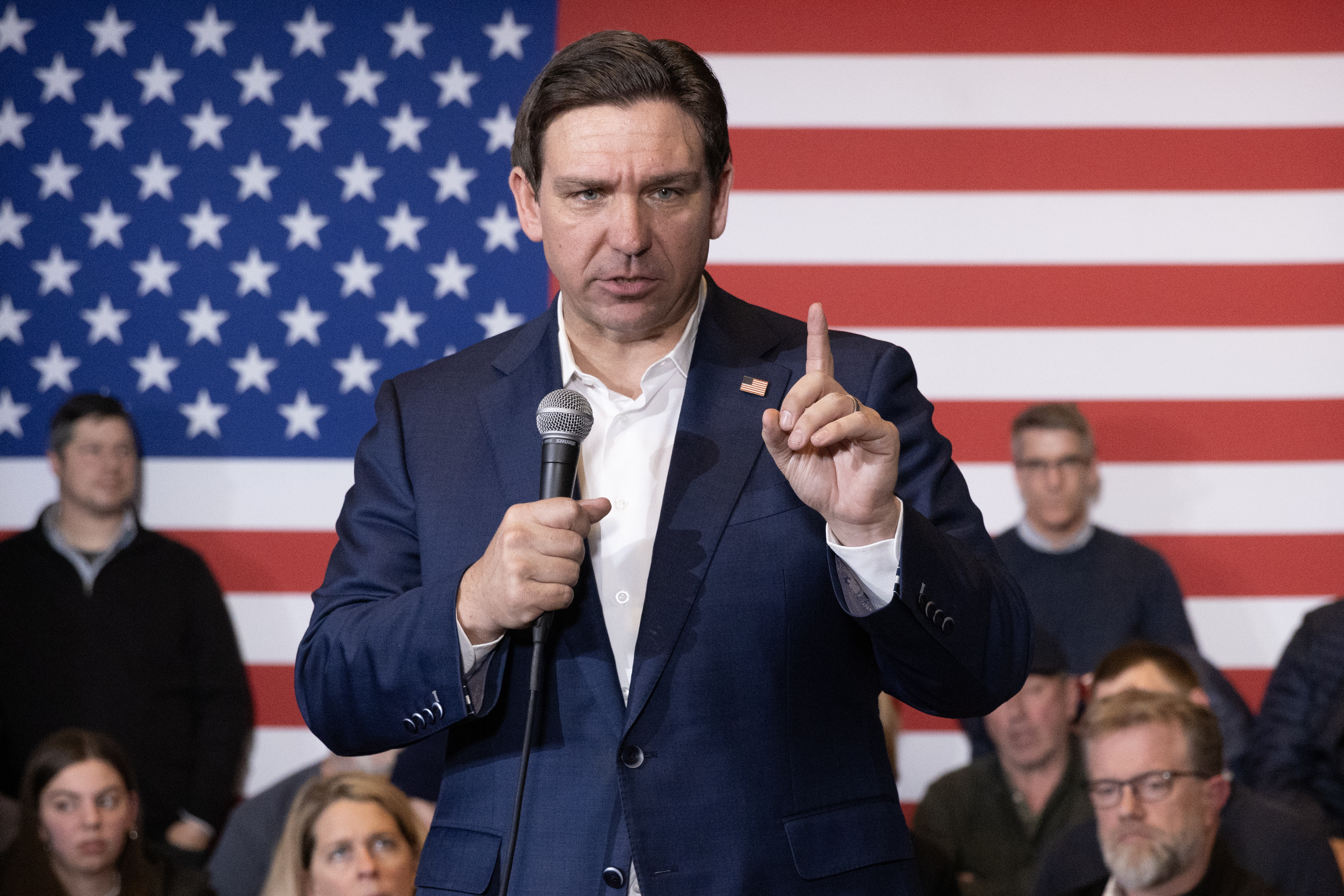 DeSantis abandona su campaña a la Presidencia de EE. UU. ante la fuerza de Trump