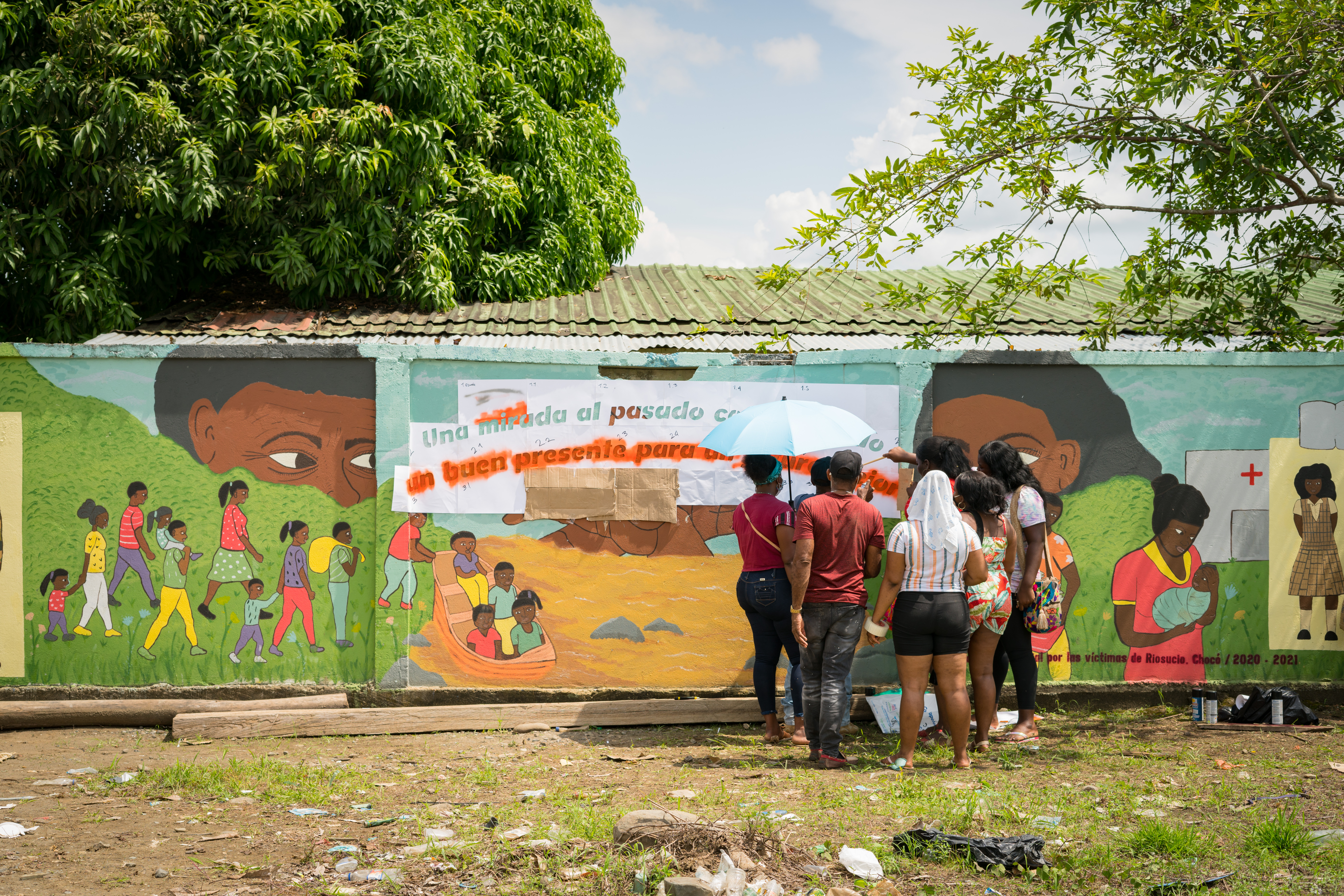 Personas pintan un mural.