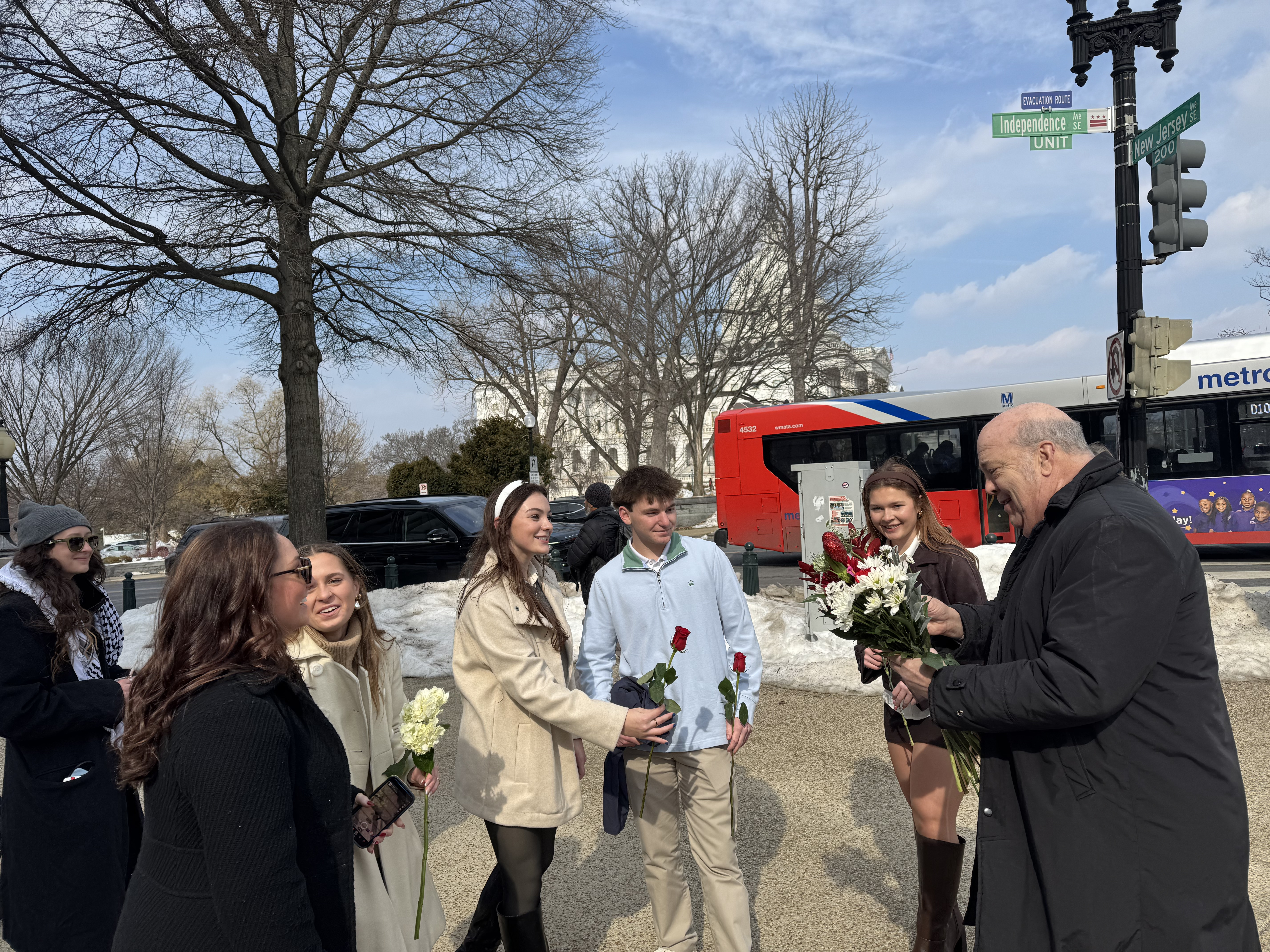 En San Valentín, las flores de Colombia engalanan el Congreso de Estados Unidos