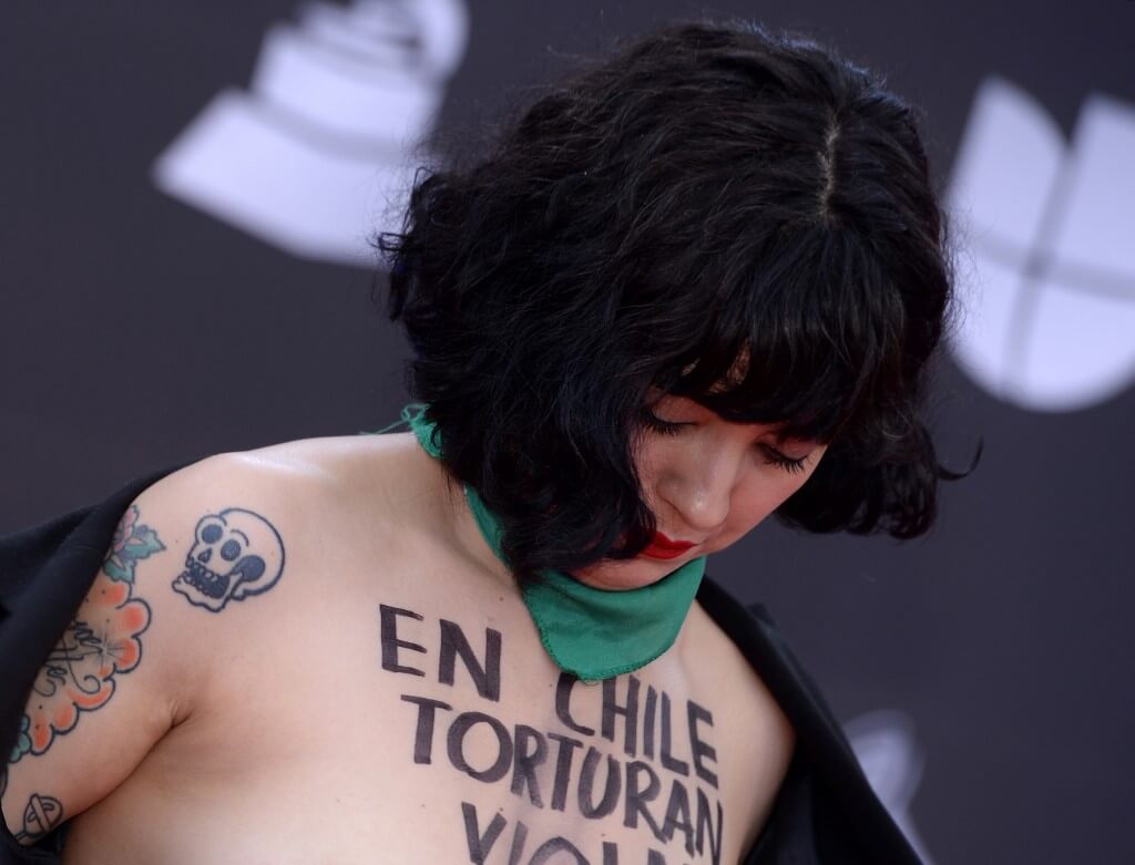 Instagram censura desnudo de Mon Laferte en los Grammy Latino 2019