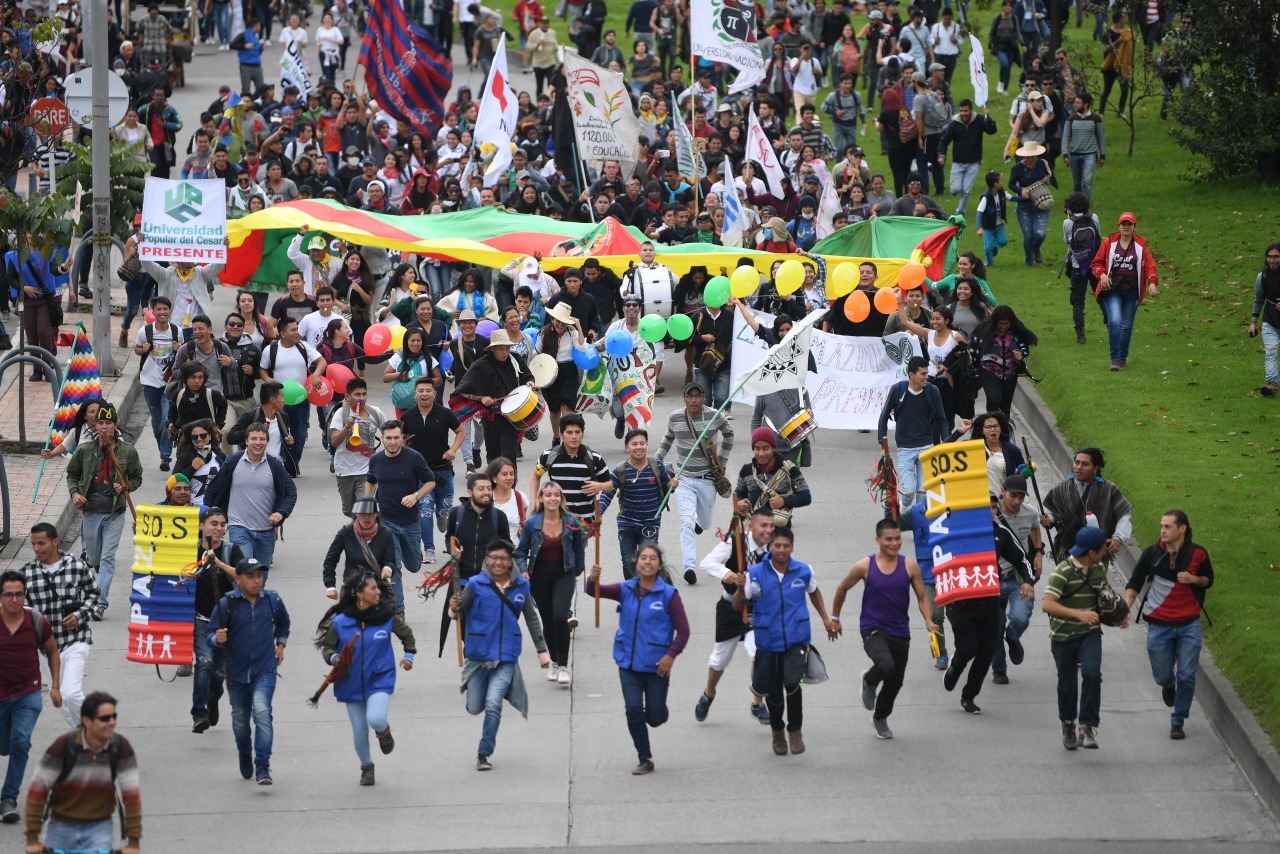 Imágenes de las marchas por la educación pública y en contra  la Ley de Financiamiento
