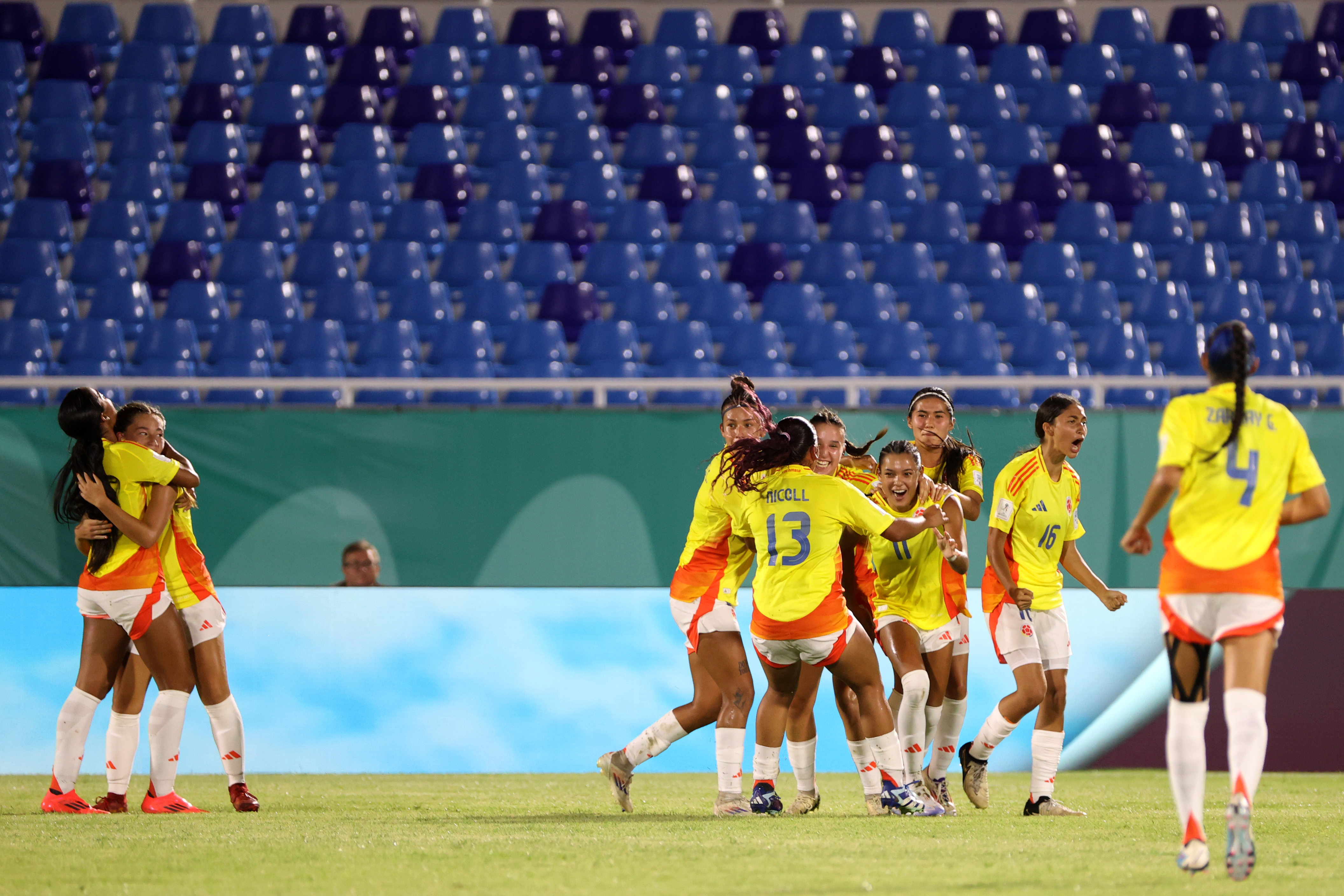 AME7997. SANTO DOMINGO (REPÚBLICA DOMINICANA), 16/10/2024.- Jugadoras de Colombia celebran un gol ante Corea del Sur este miércoles, en un partido del Mundial femenino sub-17 en el estadio Olímpico Félix Sánchez de Santo Domingo (República Dominicana). EFE/Orlando Barría