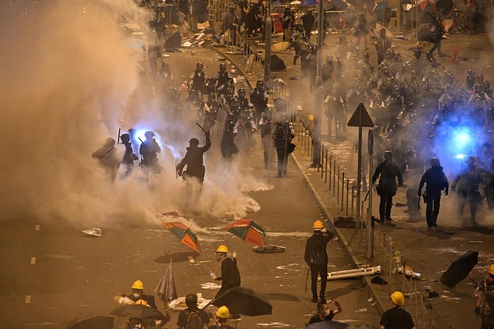Manifestantes en Hong Kong se tomaron la sede del Parlamento durante protestas