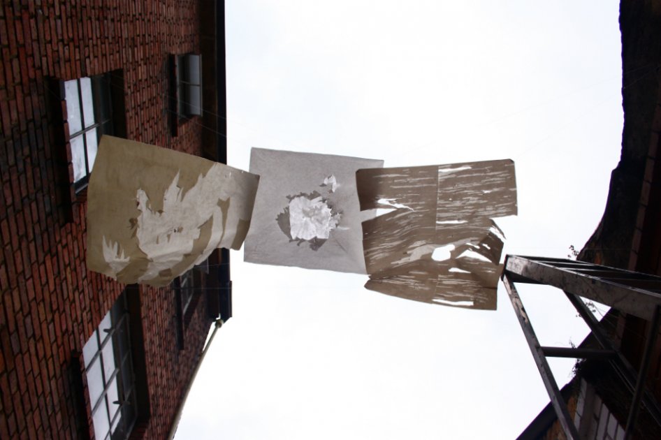 “Luz” (un título tentador), Laura Escobar, instalación de papel filtro corrugado y papel periódico intervenido con hilo de fique, dimensiones variables, 2014. / Archivo privado Laura Escobar