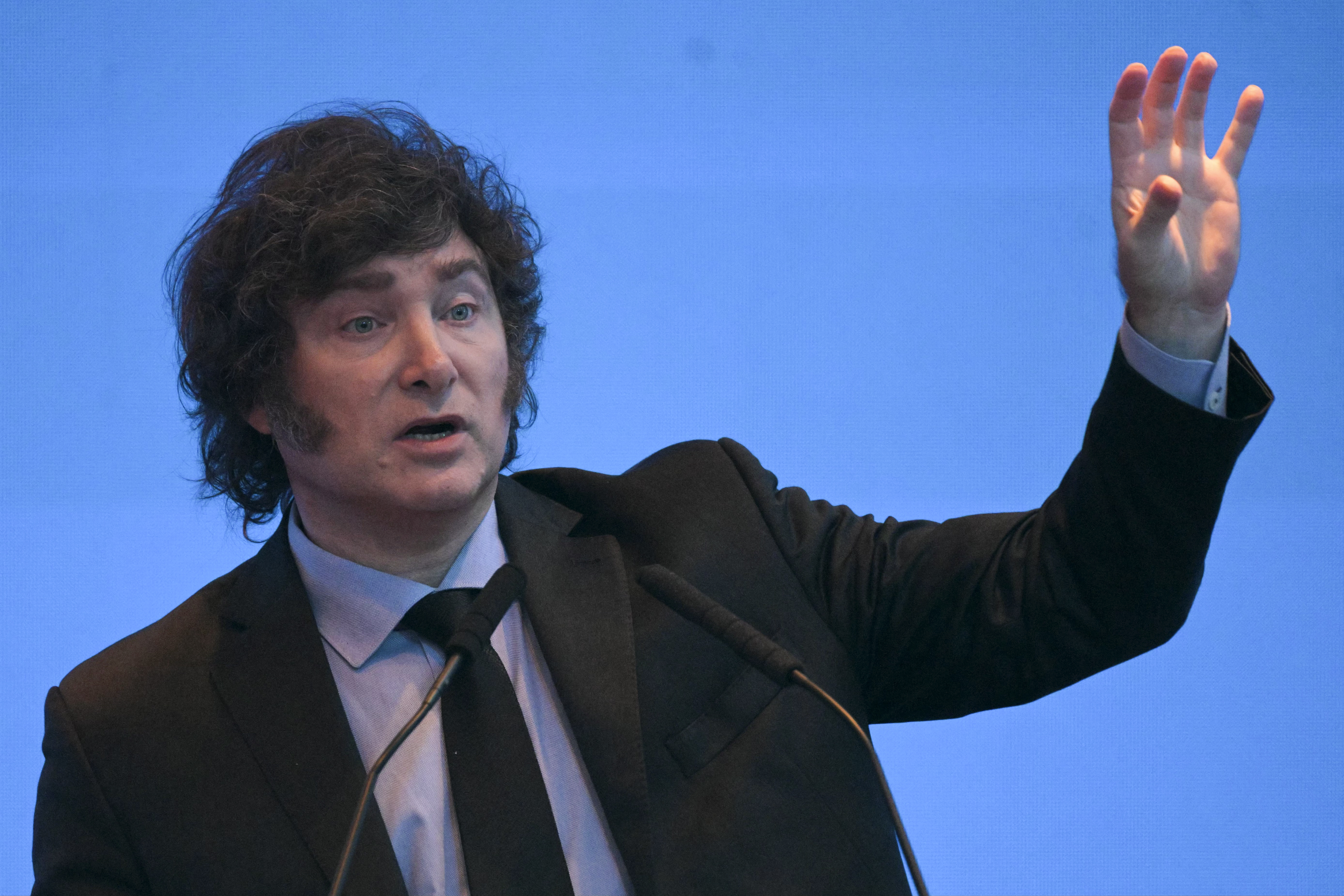 Milei anuncia revisión de las pensiones a las víctimas de la dictadura en Argentina