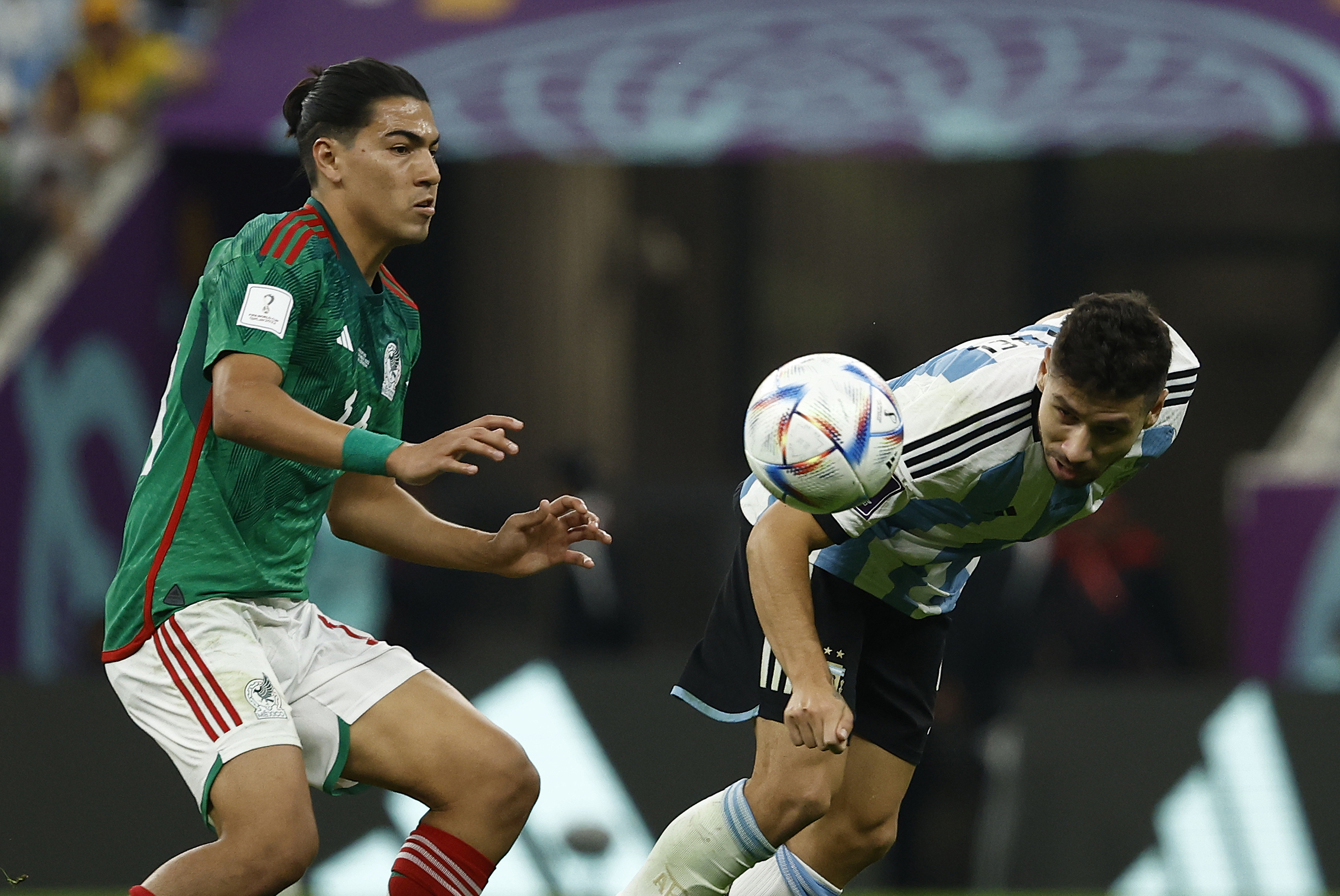 GR6004. LUSAIL (CATAR), 26/11/2022.- Gonzalo Montiel (d) de Argentina disputa un balón con Erick Gutierrez de México hoy, en un partido de la fase de grupos del Mundial de Fútbol Qatar 2022 entre Argentina y México en el estadio de Lusail (Catar). EFE/José Méndez