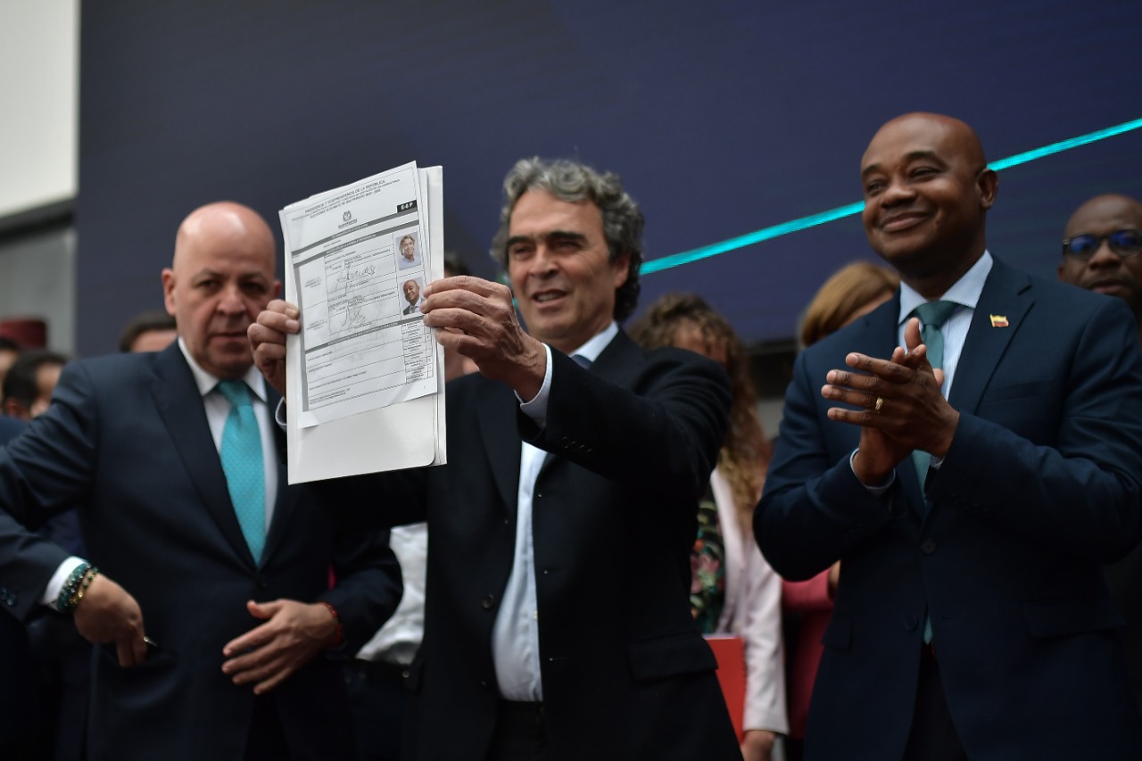 Sergio Fajardo y Luis Gilberto Murillo se inscribieron como fórmula presidencial.