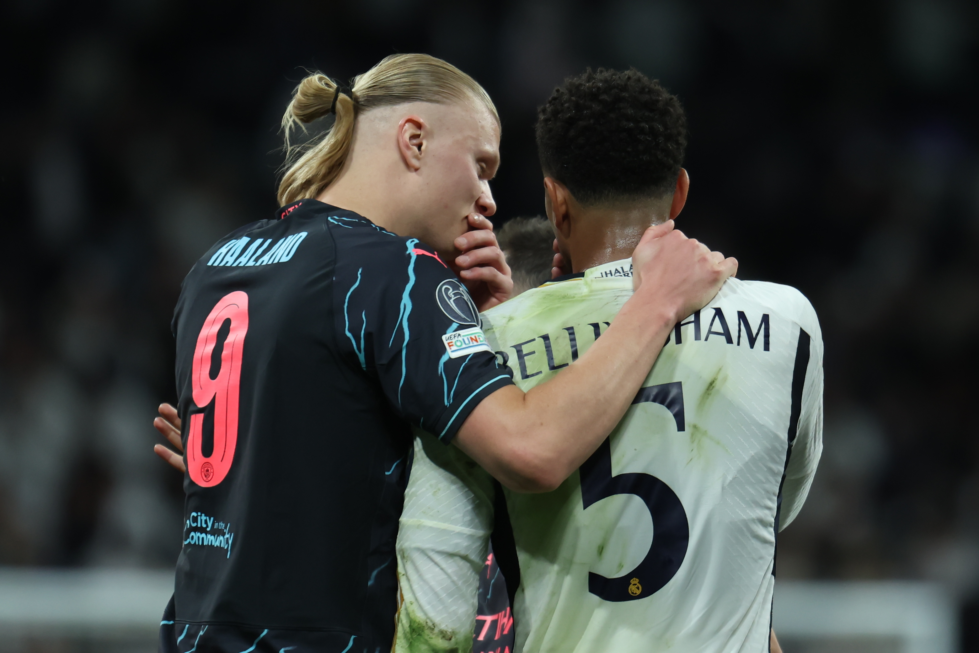 MADRID, 09/04/2024.- El centrocampista del Real Madrid Jude Bellingham (d) conversa con Erling Haalland, del Manchester, al término del partido de ida de cuartos de final de la Liga de Campeones que Real Madrid y Manchester City han disputado este martes en el estadio Santiago Bernabéu. EFE/Kiko Huesca