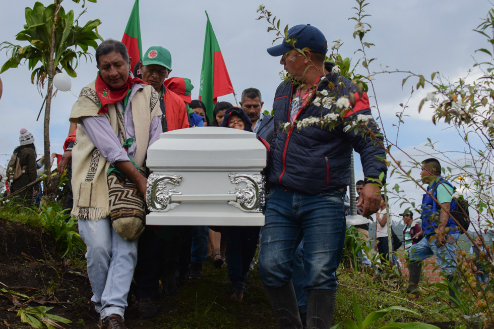 Familiares e indígenas de la comunidad Nasa se despiden de Cristina Bautista, la neehwe'sx de Tacueyó que fue asesinada en una masacre junto a cuatro personas más de la Guardia Indígena, el pasado 29 de octubre.Lía ValeroLos últimos registros de violencia hicieron que la atención nacional se volcara a la región, donde esos grupos vinculados al narcotráfico enfrentan las normas de comunidades indígenas que combaten la presencia de la droga en sus territorios. Tanto el Consejo Indígena del Cauca (CRIC) como el gobernador del departamento, Óscar Ocampo, han atribuido a las disidencias los panfletos y amenazas firmadas supuestamente por otros grupos.