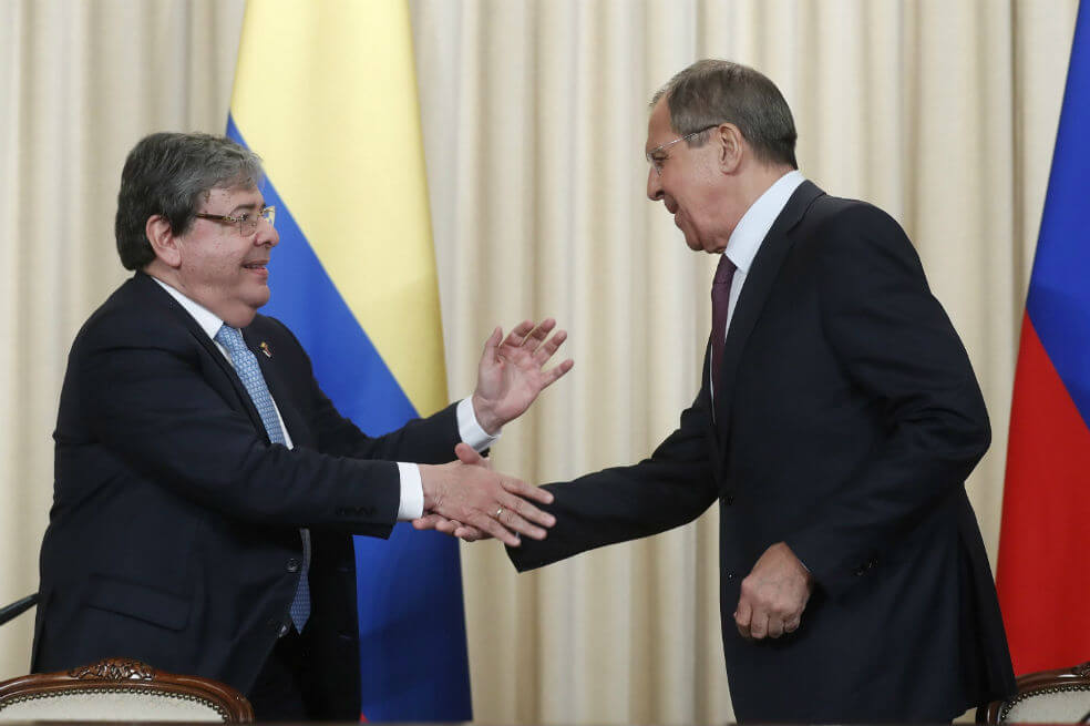 El ministro colombiano de Exteriores, Carlos Holmes Trujillo (izquierda), ofrece una rueda de prensa con su homólogo ruso, Sergei Lavrov (derecha), en Moscú (Rusia), este lunes.