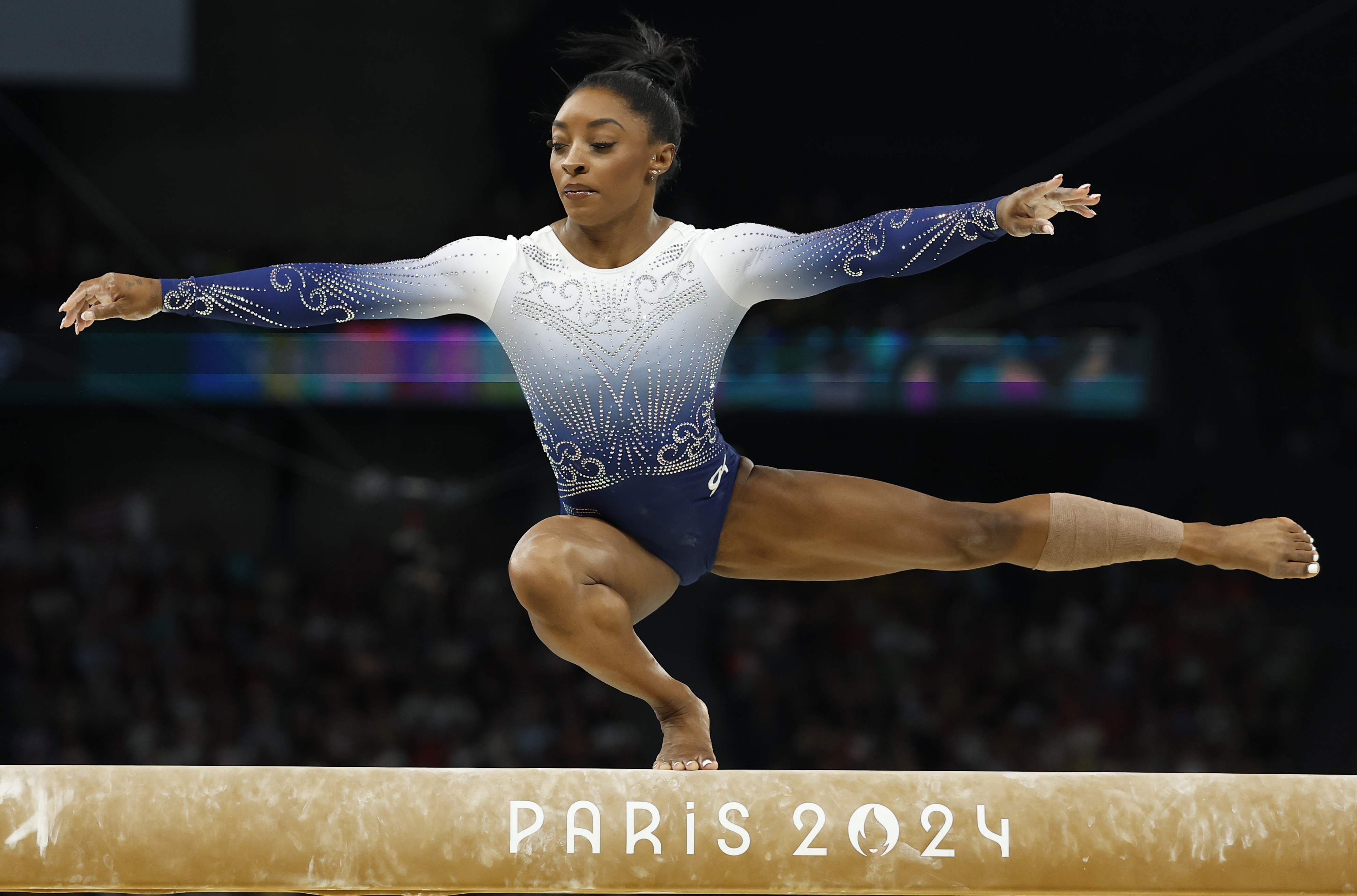 Paris (France), 05/08/2024.- Simone Biles of USA competes in the Women Balance Beam final of the Artistic Gymnastics competitions in the Paris 2024 Olympic Games, at the Bercy Arena in Paris, France, 05 August 2024. (Francia) EFE/EPA/CAROLINE BREHMAN