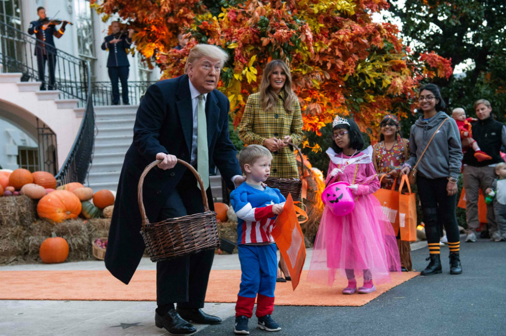Así recibieron Donald y Melania Trump a niños en Halloween