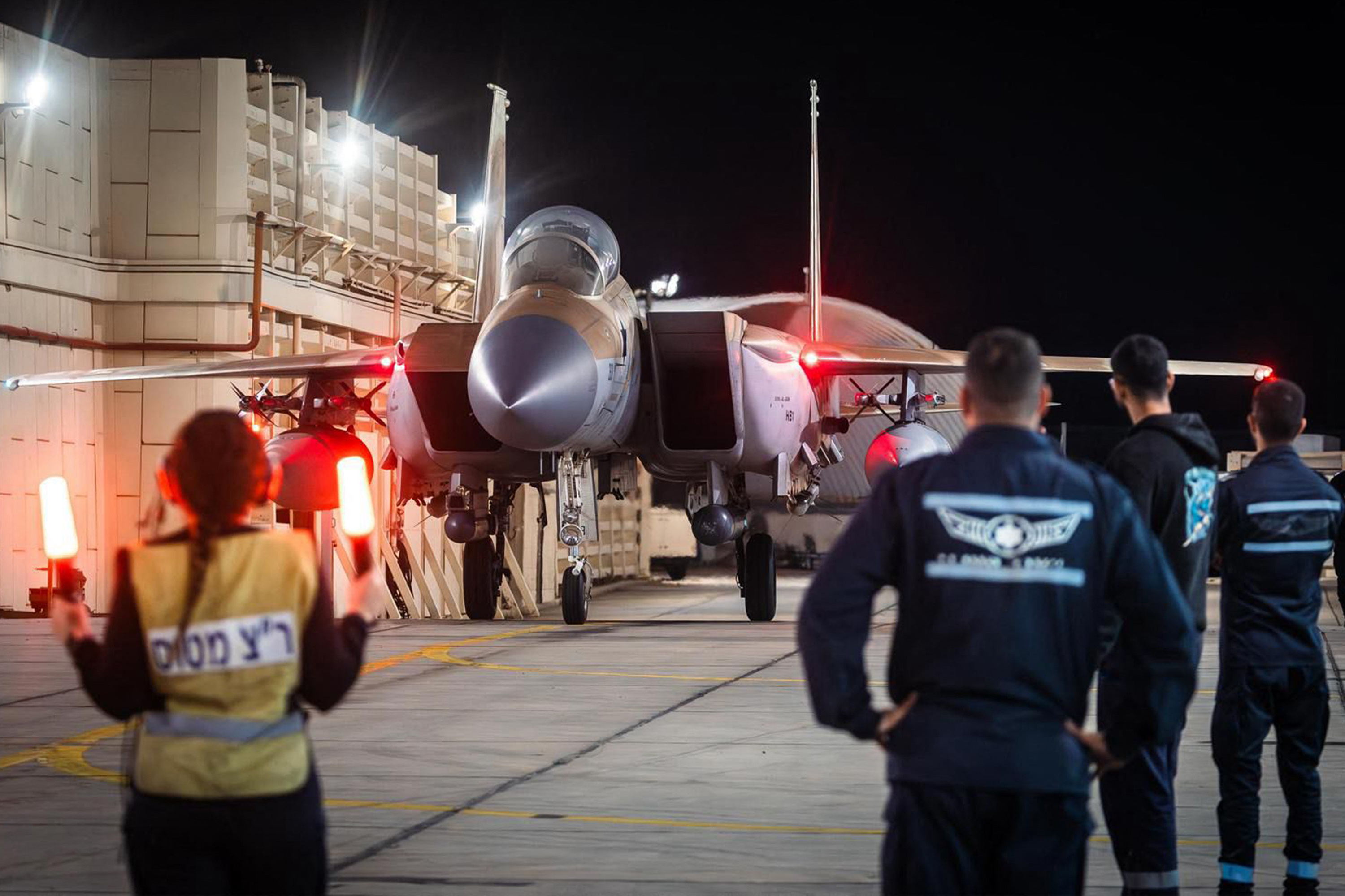 Esta fotografía publicada por el ejército israelí el 14 de abril de 2024 muestra un avión de combate de la Fuerza Aérea de Israel en un aeródromo no revelado, supuestamente después de una misión para interceptar amenazas aéreas entrantes.