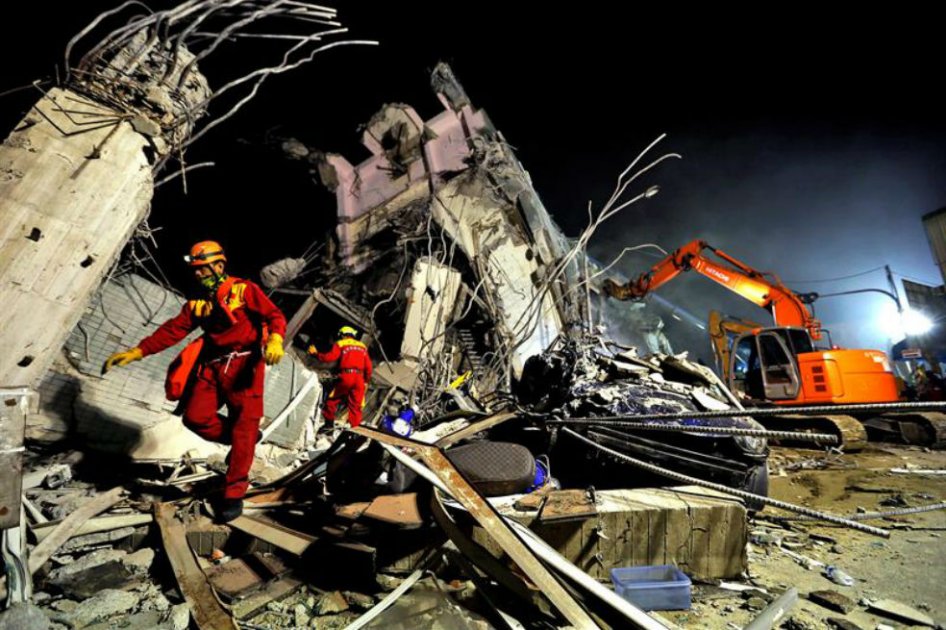 Ascienden a 13 muertos y 400 heridos, víctimas de terremoto en Taiwán