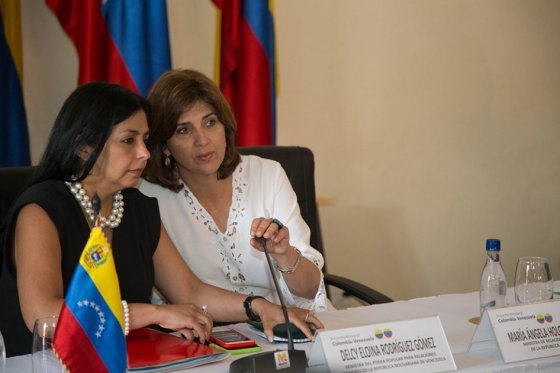 Las cancilleres de Colombia y Venezuela, María Ángela Holguín (derecha) y Delcy Rodríguez (izquierda), quienes sostuvieron una reunión para discutir la reapertura de la frontera. /Cortesía Cancillería