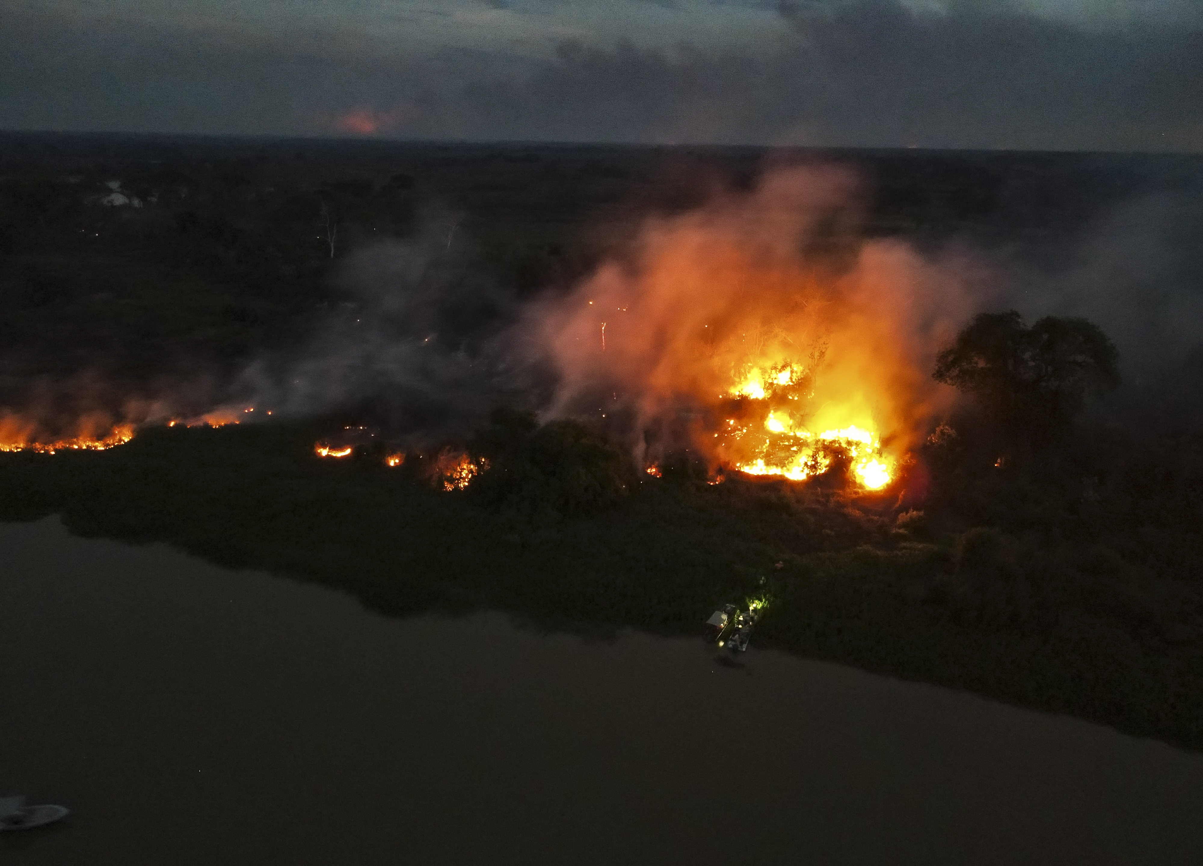 AME7005. PNATANAL (BRASIL), 15/11/2023.- Fotografía cedida por SOS Pantanal de incendios en el Pantanal brasileño, el mayor humedal del mundo, que se han disparado en noviembre hasta alcanzar los 2.660 focos en lo que va de mes, en medio de una intensa ola de calor que ha batido récords de temperaturas, el 12 de noviembre de 2023 en el Pantanal (Brasil). EFE/ Gustavo Figueiroa/SOS PANTANAL/ SÓLO USO EDITORIAL/SÓLO DISPONIBLE PARA ILUSTRAR LA NOTICIA QUE ACOMPAÑA (CRÉDITO OBLIGATORIO)