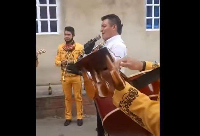 Niño pagó con $1.000 pesos y canicas una serenata para su mamá, en Ciudad Bolívar