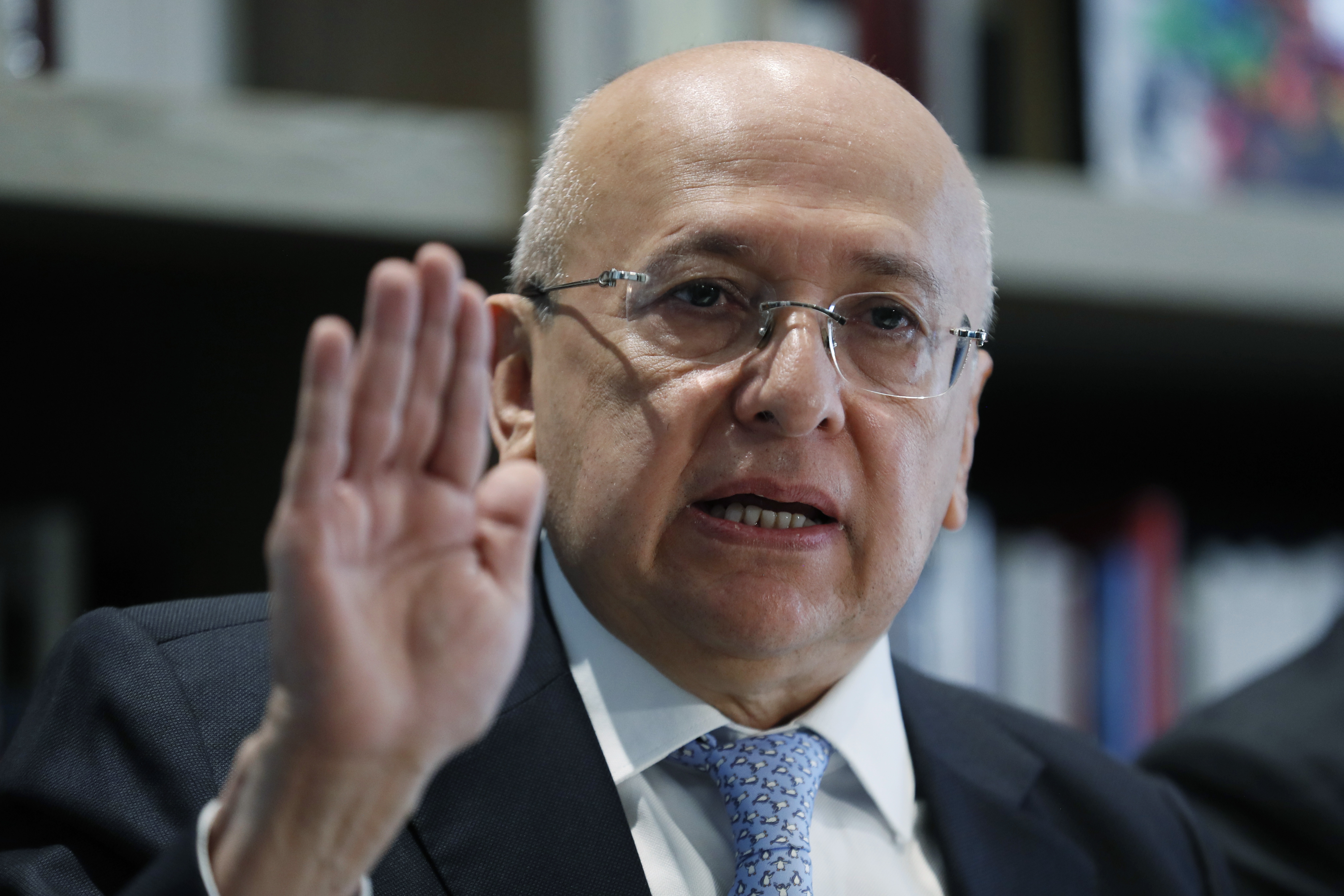 BOG400. BOGOTÁ (COLOMBIA), 16/05/2023.- El exfiscal colombiano Eduardo Montealegre habla hoy durante una rueda de prensa, en Bogotá (Colombia). El excandidato presidencial ecuatoriano Andrés Arauz anunció que denunciará ante la comisión de acusaciones de la Cámara de Representantes del Congreso colombiano al fiscal general de Colombia, Francisco Barbosa, por "abuso de poder" al supuestamente interferir "indebidamente" en las elecciones de Ecuador de 2021. EFE/ Carlos Ortega