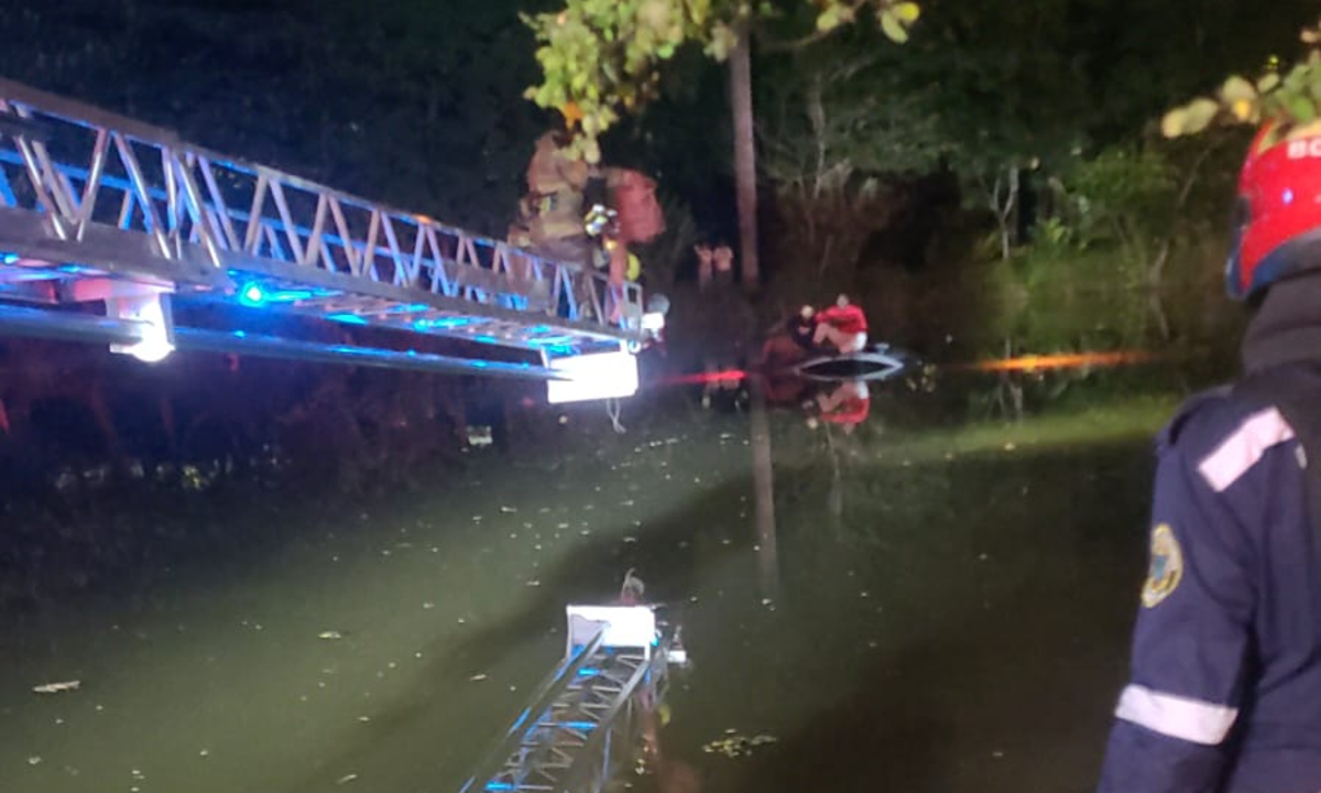 Así rescataron a dos jóvenes que cayeron en un vehículo al Lago de la Babilla en Cali