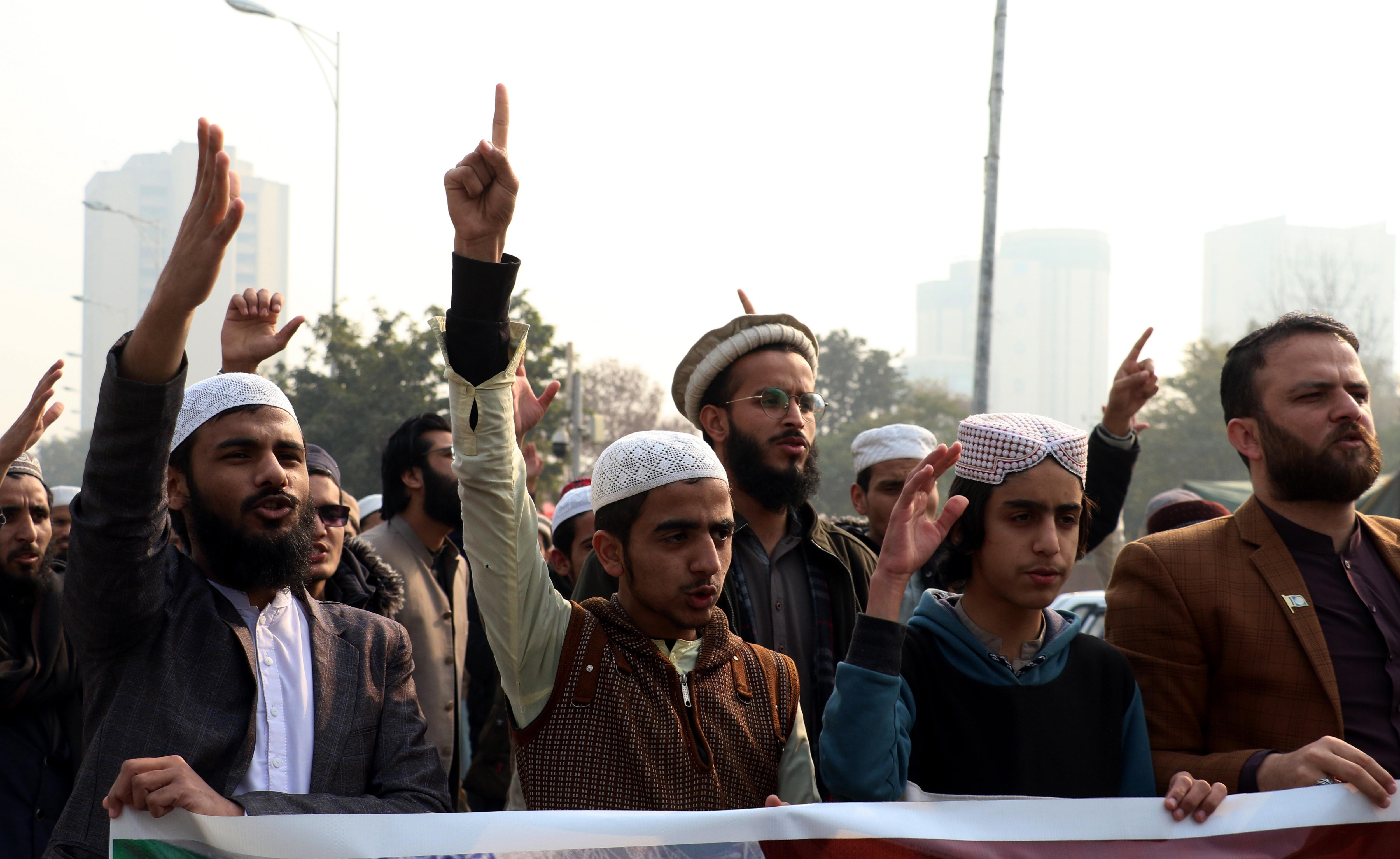 Islamabad (Pakistan), 18/01/2024.- Pakistani activists of Muslim Talba Mahaz (MTM) protest against Iranian missile strikes at the Pakistani border village in Balochistan province, in Islamabad, Pakistan, 18 January 2024. Iran claimed to have targeted the Baloch separatist and Sunni militant group Jaish ul-Adl in an aerial and drone attack on 16 January 2024 in Pakistan's Balochistan province. On 18 January 2024, the Pakistani Foreign Ministry stated the Pakistani military conducted a series of highly coordinated and precisely targeted strikes against terrorist hideouts in the Iranian province of Siestan-o-Baluchistan, as a demonstration of its determination to protect and defend its national security. (Terrorista, Protestas) EFE/EPA/SOHAIL SHAHZAD