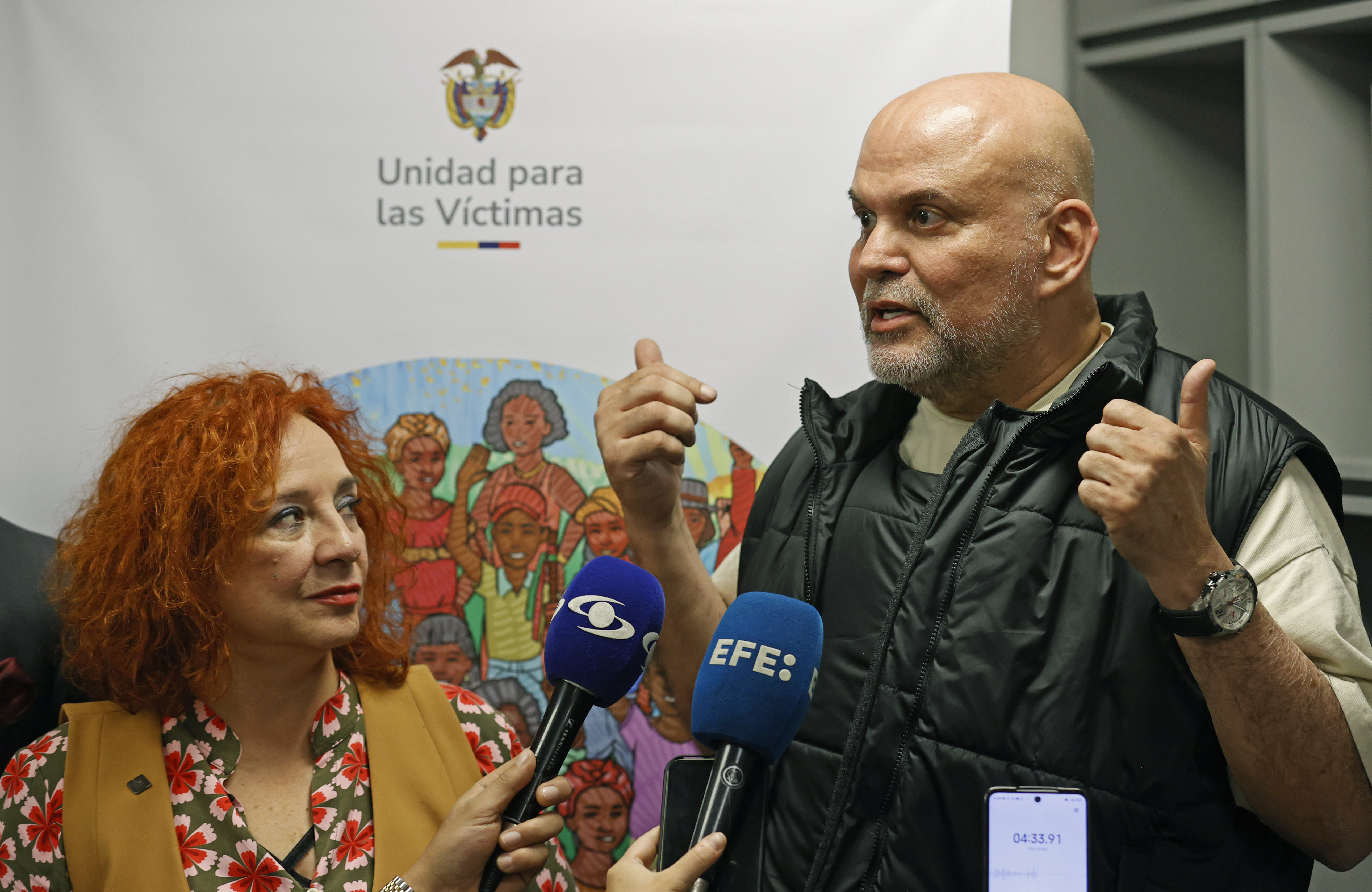 AME1834. BOGOTÁ (COLOMBIA), 23/09/2024.- La directora de la Unidad para las Víctimas, Lilia Solano (i) y el excomandante paramilitar Salvatore Mancuso ofrecen declaración a la prensa este lunes, en la sede de la Unidad para las Víctimas en Bogotá (Colombia). El Gobierno y el exjefe paramilitar Salvatore Mancuso denunciaron este lunes que casi 400 bienes entregados para reparación a las víctimas por el excomandante de las extintas Autodefensas Unidas de Colombia (AUC) no están en el inventario del ejecutivo y desconocen su paradero. EFE/ Mauricio Dueñas Castañeda