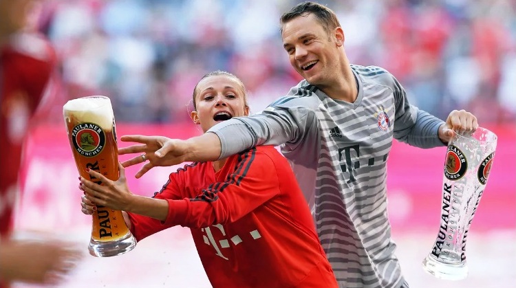 Kathleen Krüger y Manuel Neuer, del Bayern Múnich.