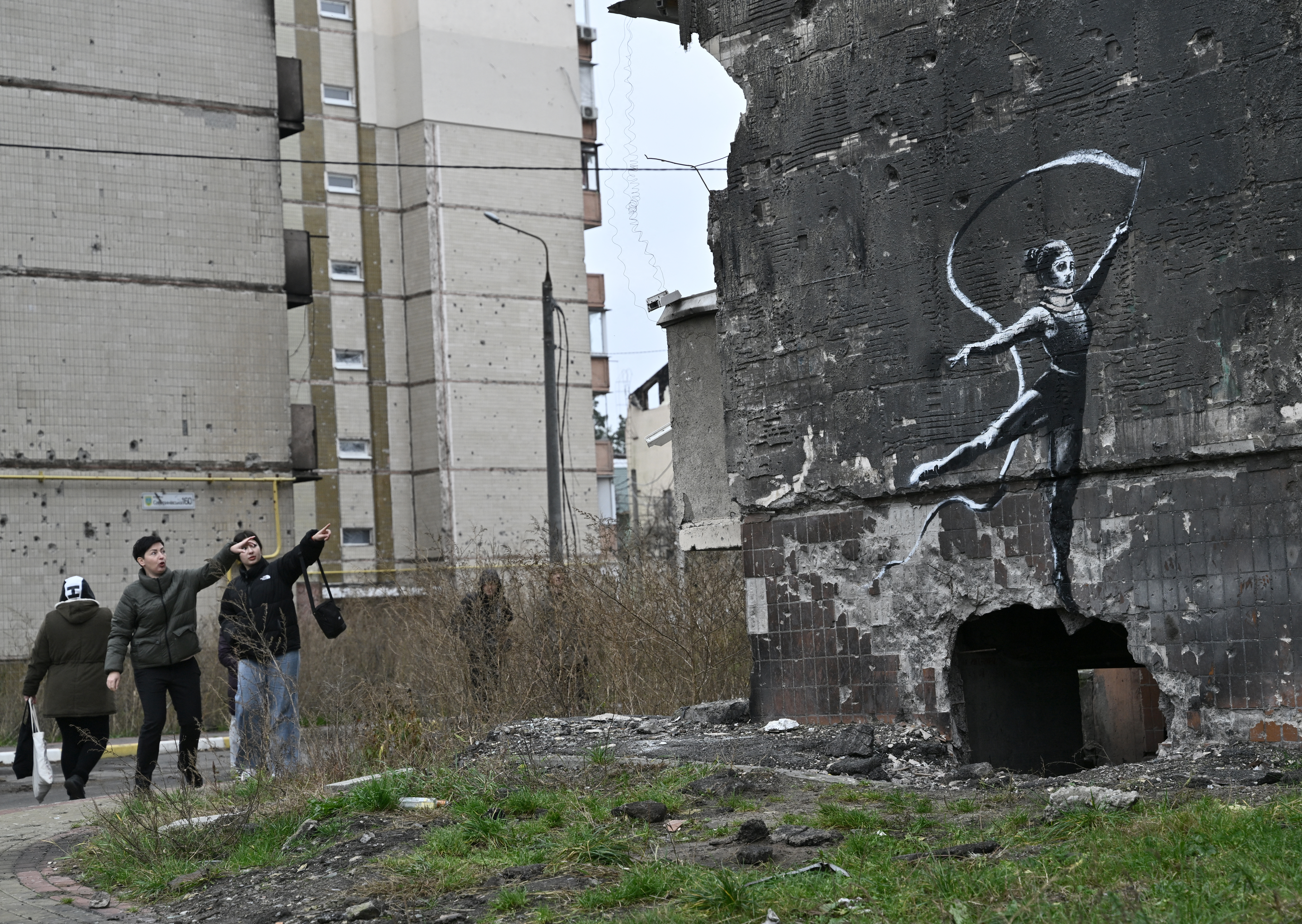 Banksy pinta un grafiti en una ciudad ucraniana bombardeada por Rusia