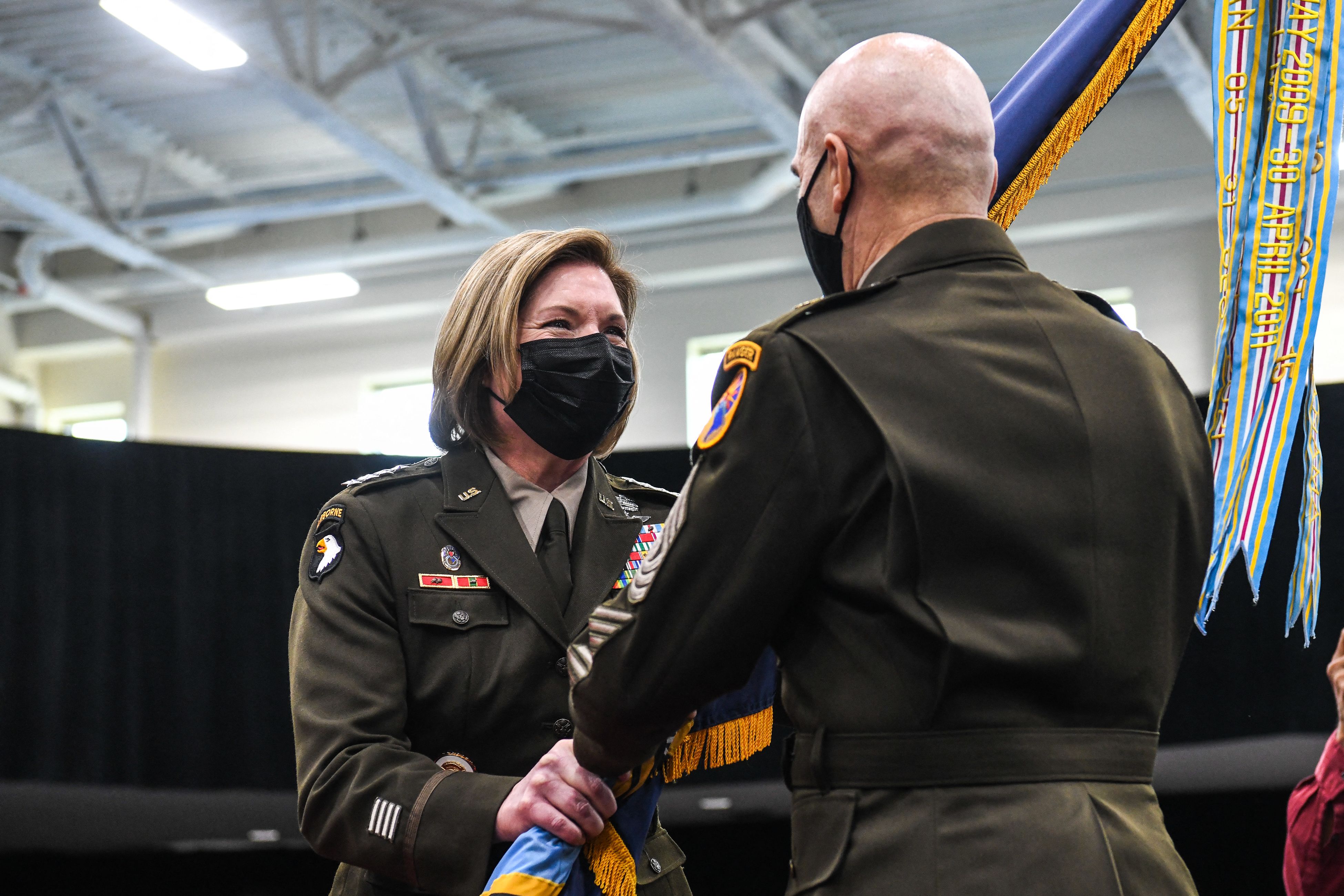Laura Richardson realiza la presentación de la ceremonia de la bandera con el Sargento del Comando del Ejército de los EE. UU., el mayor Benjamin Jones, durante la ceremonia de cambio de mando del Comando Sur de Estados Unidos.