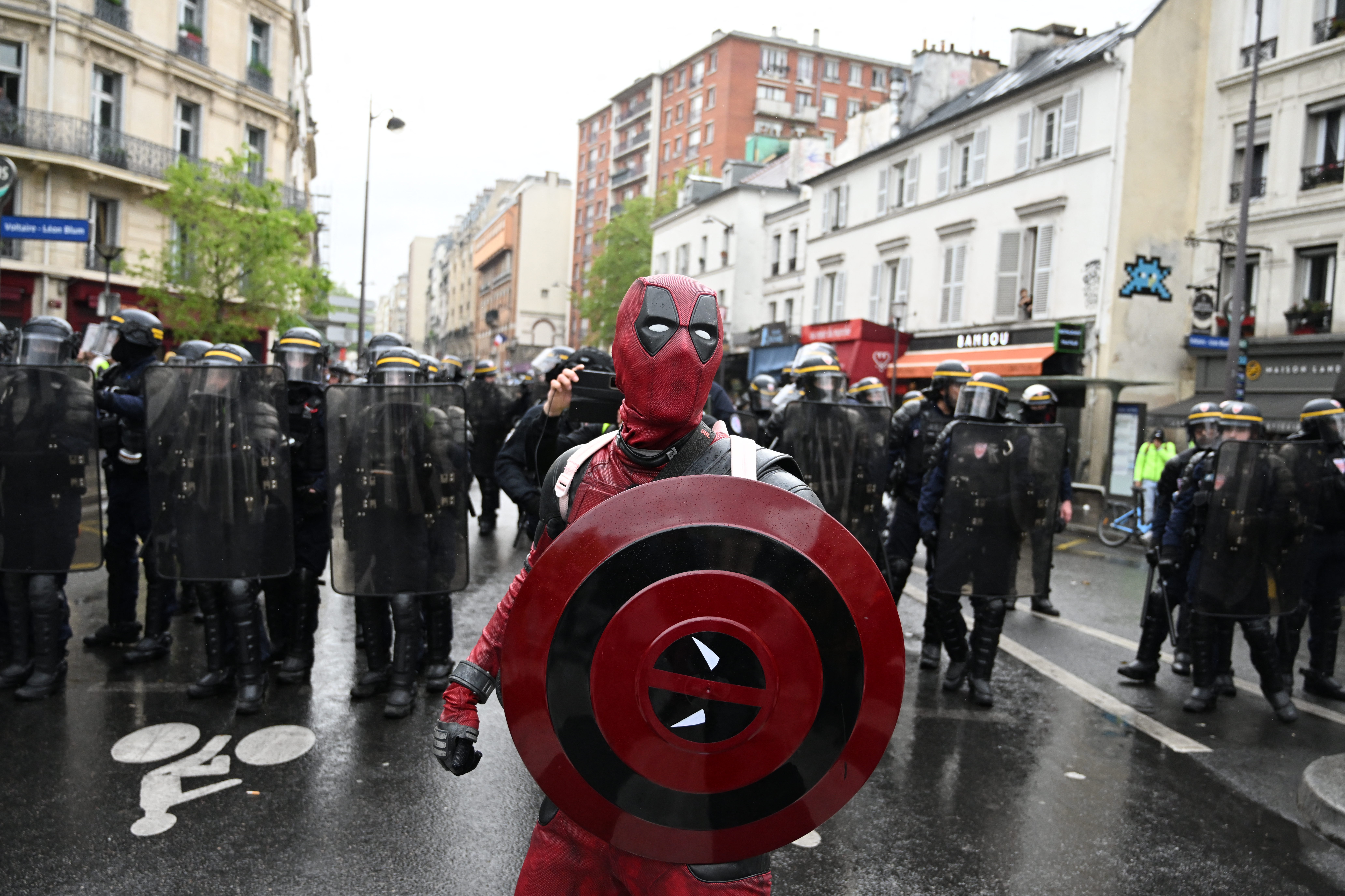 Las cacerolas contra Macron protagonizan las protestas del 1 de mayo en Francia