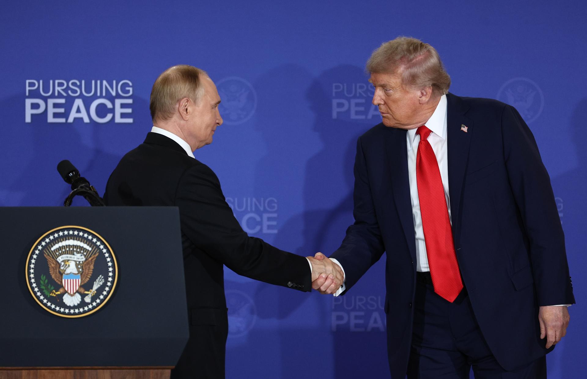 ANCHORAGE (United States), 16/08/2025.- Russian President Vladimir Putin (L) and US President Donald Trump shake hands at the end of a joint news conference following their meeting at Joint Base Elmendorf-Richardson in Anchorage, Alaska, USA, 15 August 2025. (Rusia) EFE/EPA/SERGEY BOBYLEV/SPUTNIK/KREMLIN POOL / POOL MANDATORY CREDIT