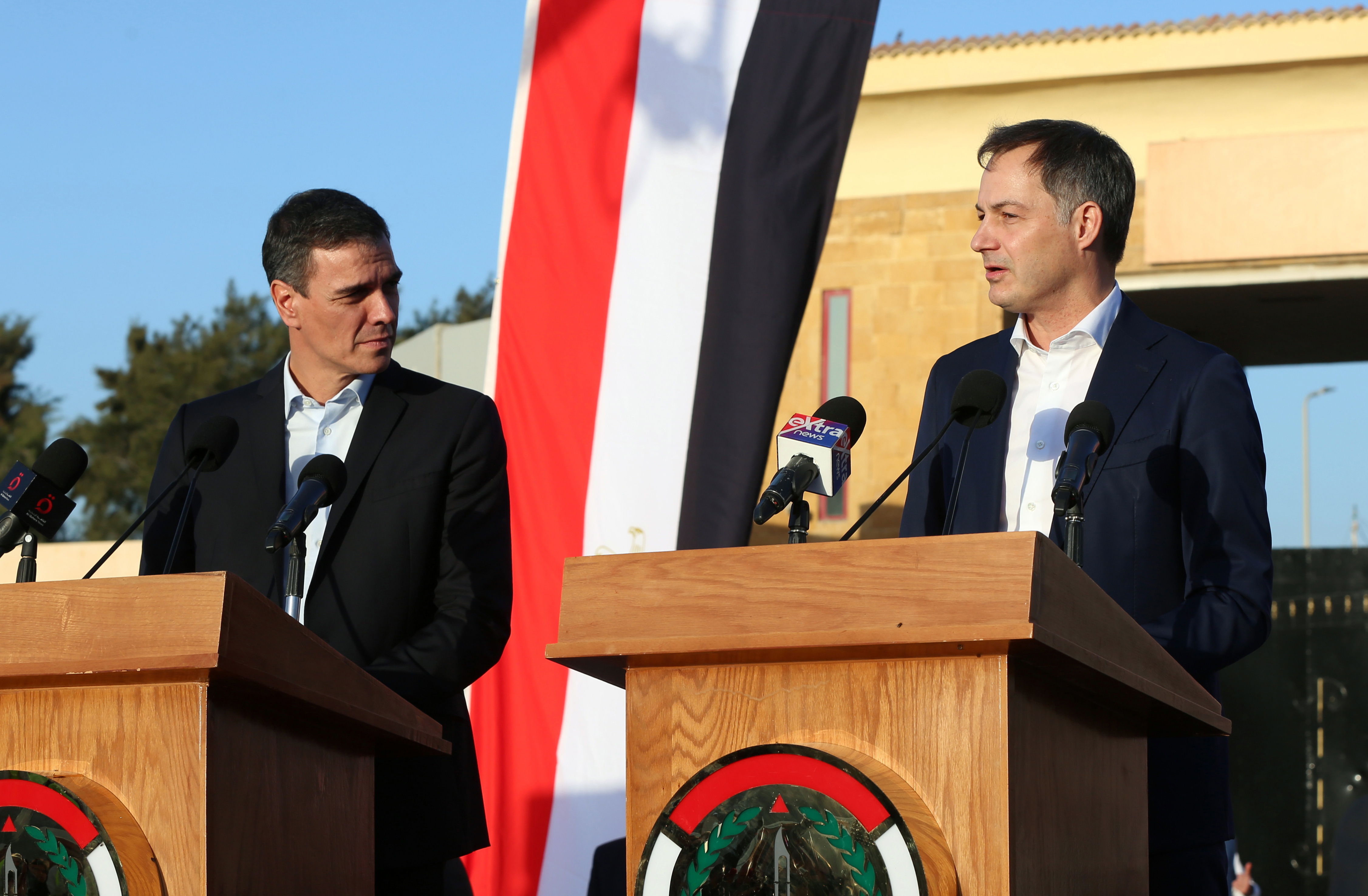 Rafah (Egypt), 24/11/2023.- Spanish Prime Minister Pedro Sanchez (L) and Belgium's Prime Minister Alexander De Croo (R) attend a press conference at Rafah border crossing to the Gaza Strip, Egypt, 24 November 2023. Sanchez and Belgian Prime Minister De Croo arrived in Cairo after visiting Jerusalem and Ramallah a day earlier amid the ongoing Israel-Hamas conflict. Thousands of Israelis and Palestinians have died since the militant group Hamas launched an unprecedented attack on Israel from the Gaza Strip on 07 October 2023 and the Israeli strikes on the Palestinian enclave that followed it. (Bélgica, Egipto, España, Jerusalén, Ramala) EFE/EPA/STR
