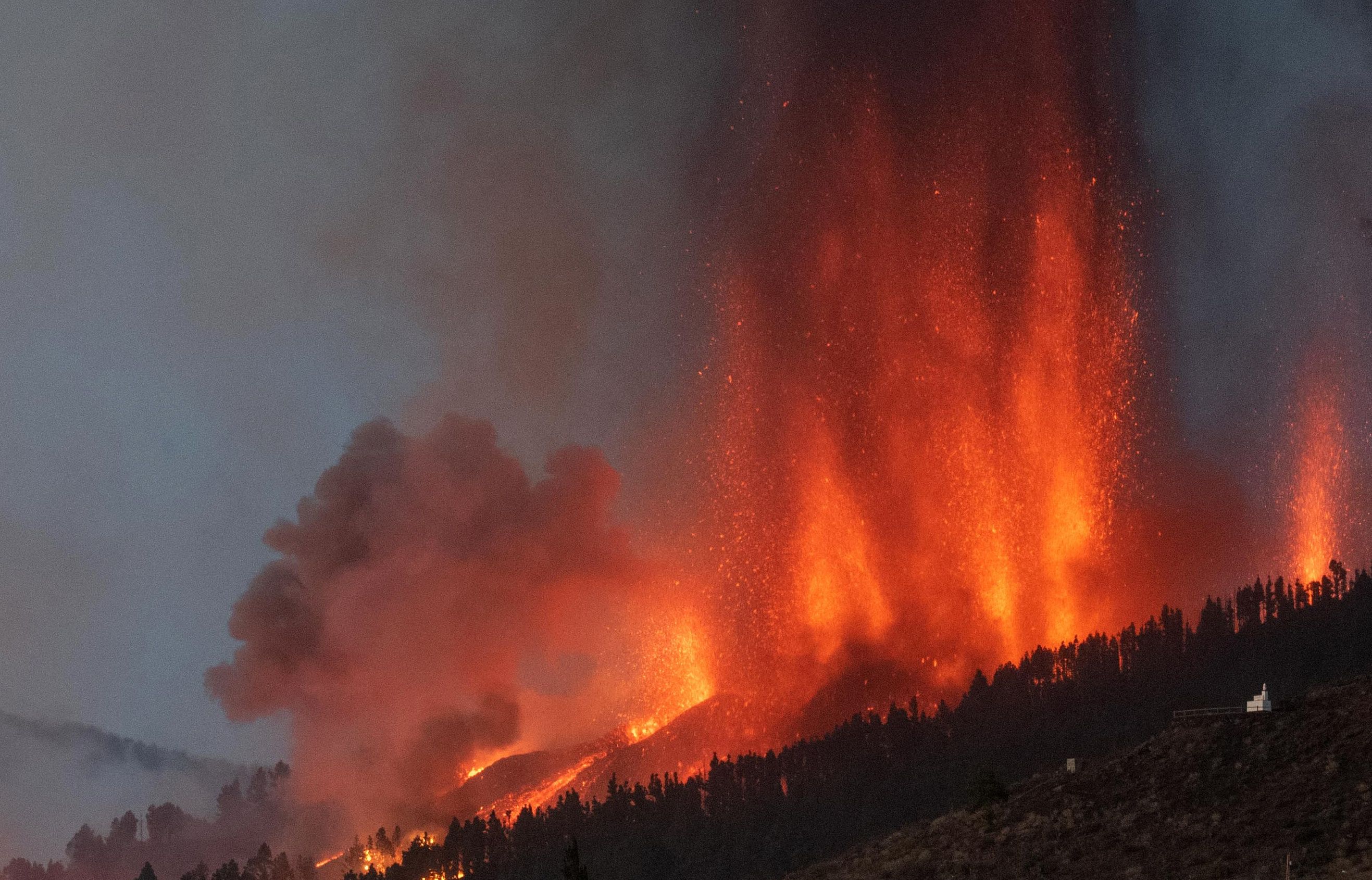 Aumentó la actividad explosiva del volcán en España, que ya ha afectado 300 casas