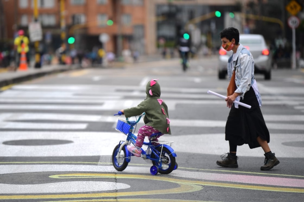 Habitantes del sector y personas que se encontraban haciendo ejercicio en la ciclovía se acercaron para ver la intervención. Los gritos exigían que los desaparecidos vuelvan con vida.