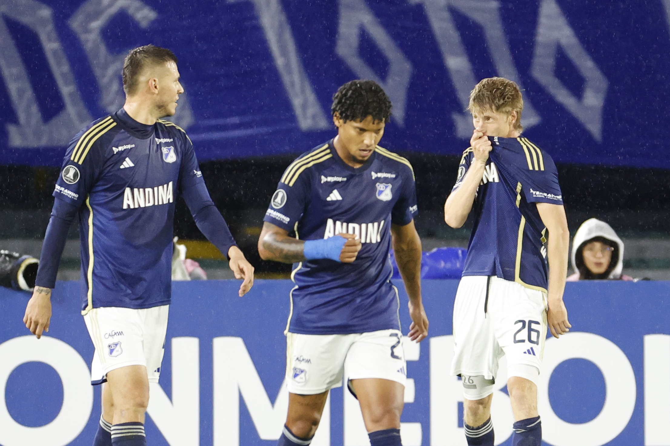 AMDEP1369. BOGOTÁ (COLOMBIA), 08/05/2024.- Andrés Llinás (d) de Millonarios celebra un gol este miércoles, en un partido de fase de grupos de la Copa Libertadores entre Millonarios y Bolívar en el estadio El Campín en Bogotá (Colombia). EFE/ Mauricio Dueñas Castañeda