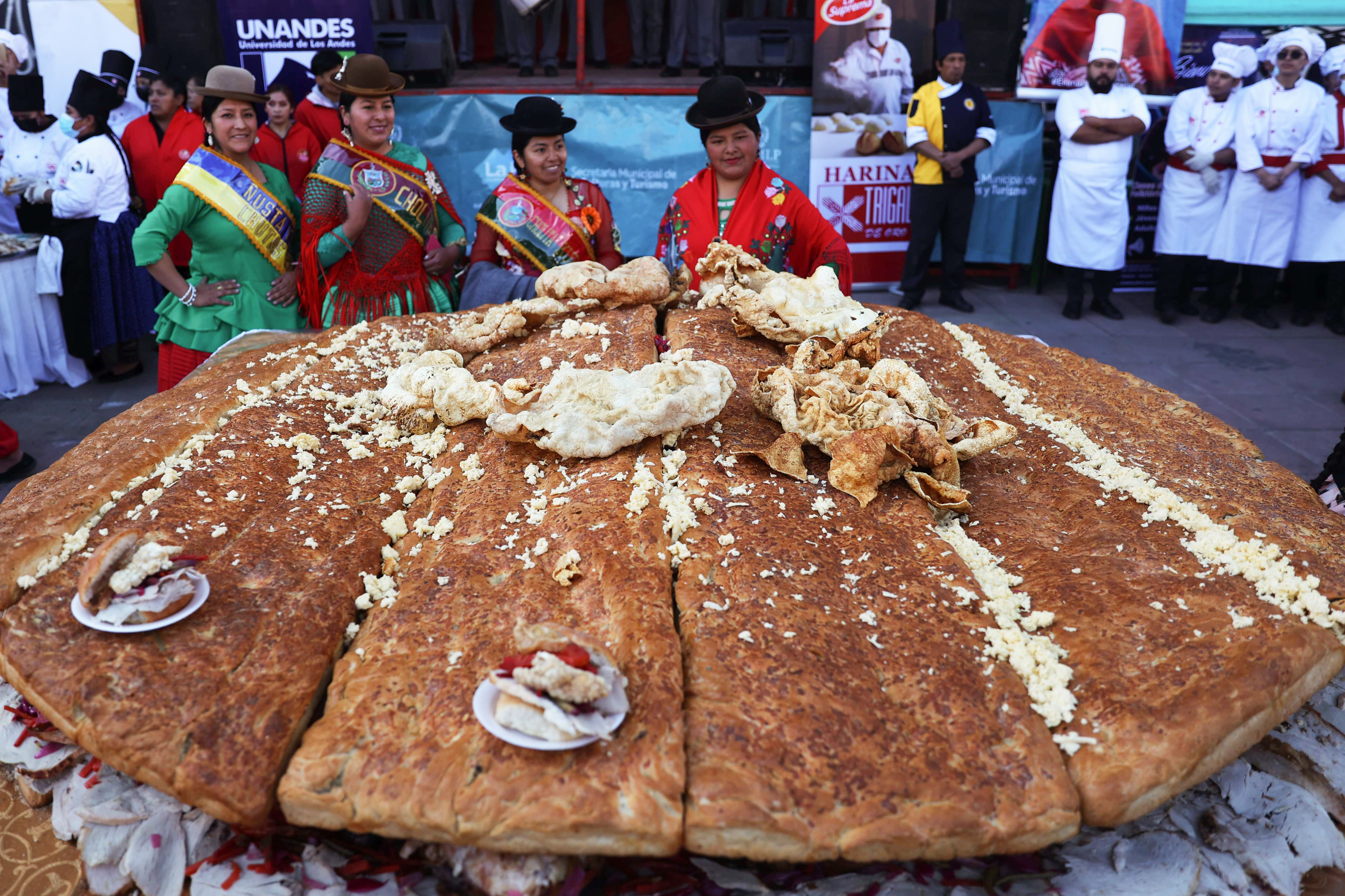 Bolivia reivindica su gastronomía preparando el sándwich de chola “más grande del mundo”