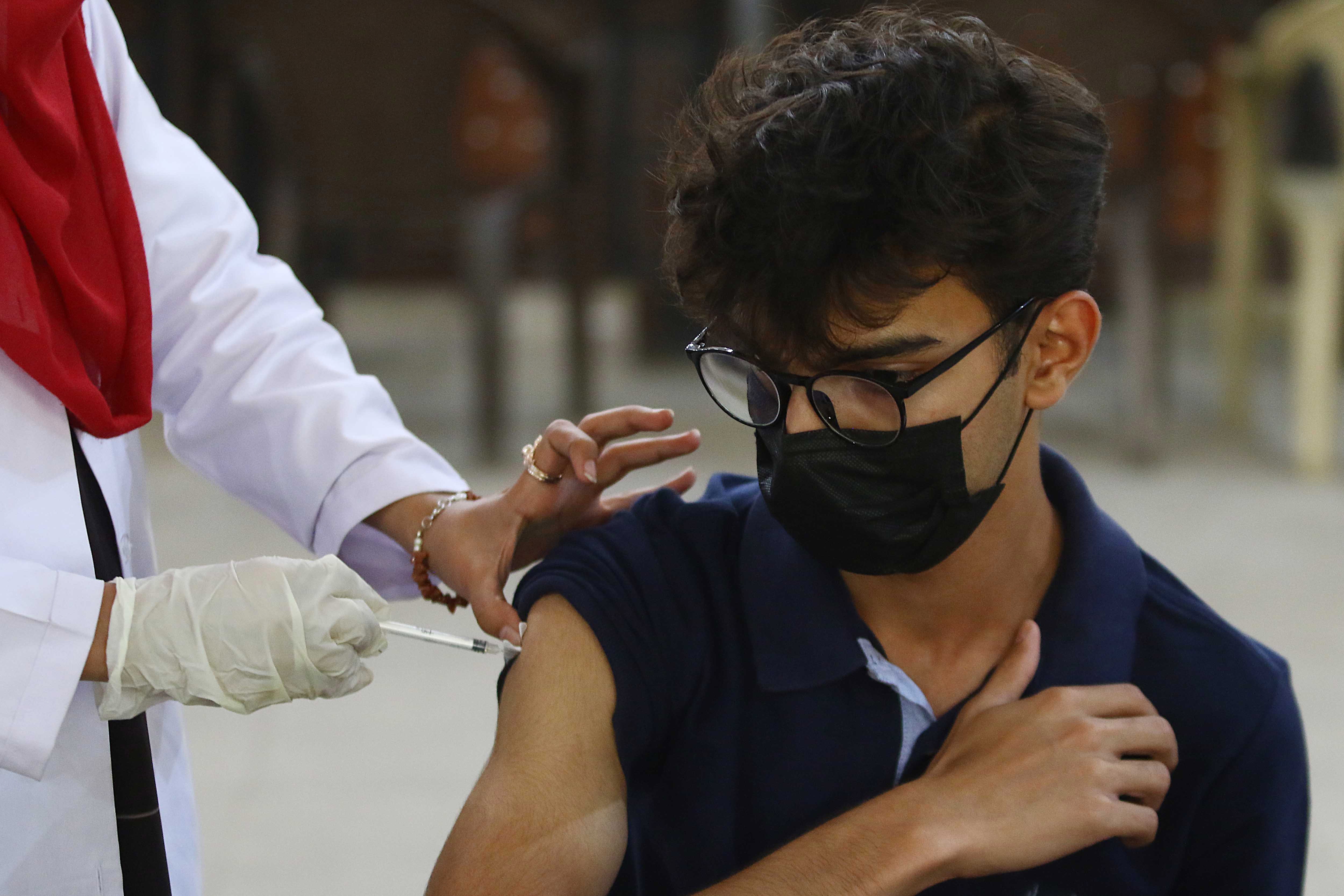 Karachi (Pakistan), 07/03/2022.- A Pakistani boy receives a dose of a vaccine against COVID-19 as the government achieved the milestone to inoculate 100 million citizens in Karachi, Pakistan, 07 March 2022. Pakistan is now very close to achieving its vaccination target, more than 127 million Pakistanis had received at least one dose of the vaccine againt Covid-19. EFE/EPA/SHAHZAIB AKBER