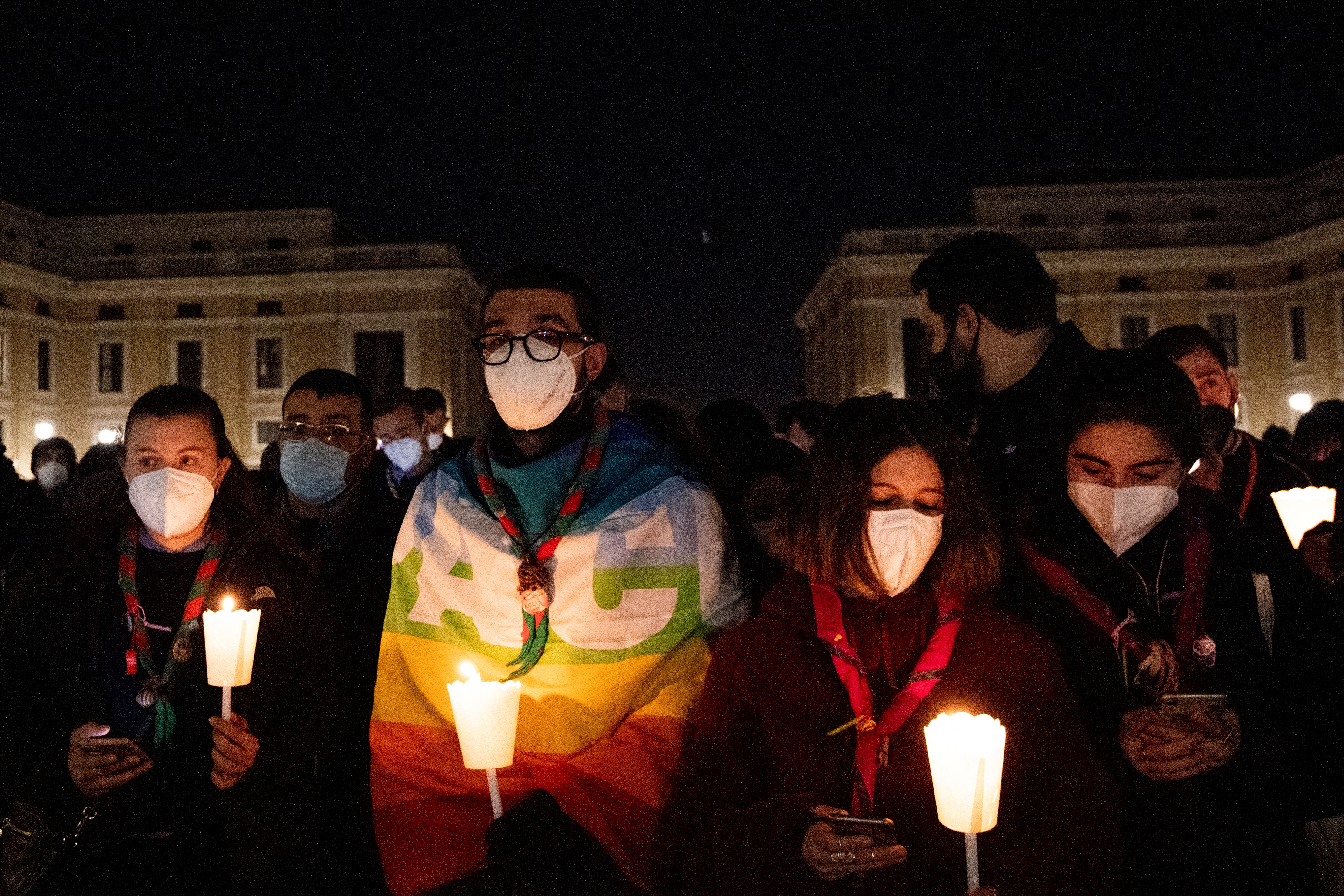 Varias personas se reúnen en la Plaza de San Pedro en el Vaticano durante una oración por la paz en Ucrania.