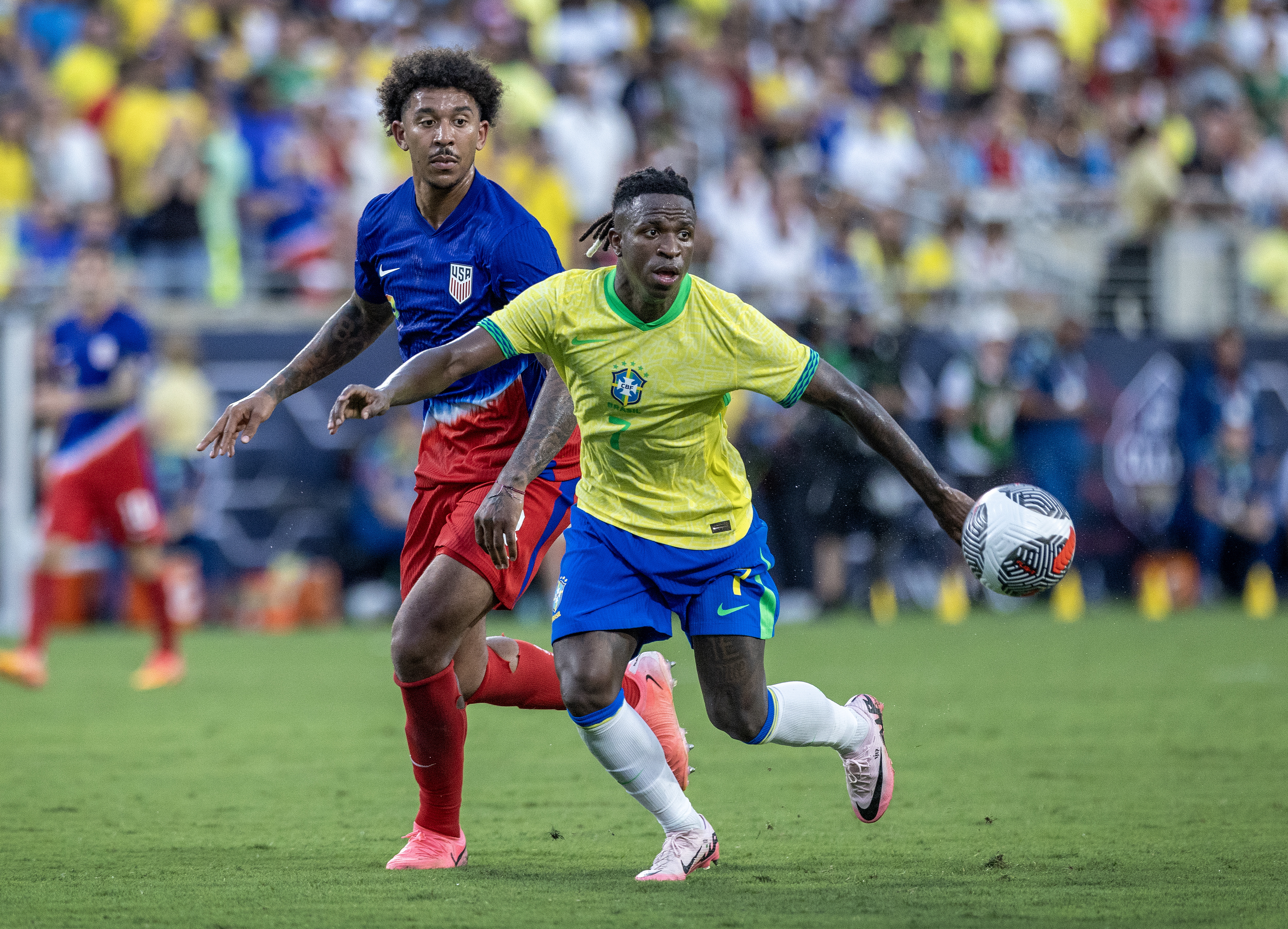 Orlando (United States), 13/06/2024.- Brazil soccer forward Vinicius Junior (R) in action against US defender Chris Richards during the Allstate Continental Clasico match between USA and Brazil in Orlando, Florida, USA, 12 June, 2024. (Brasil) EFE/EPA/CRISTOBAL HERRERA-ULASHKEVICH