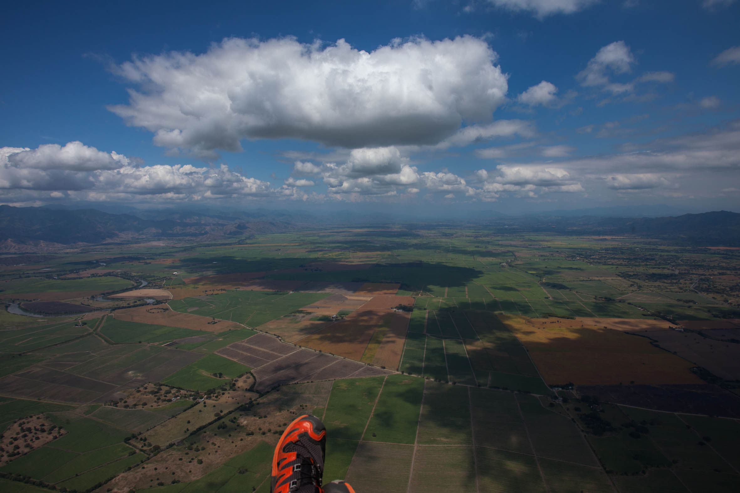 Vista del Valle del Cauca desde la optica de uno de los pilotos participantes de la Superfinal Paragliding World Cup durante el primer día de competencia. La prueba, que se vuela primera vez en Colombiallenará los cielos colombianos hasta el 26 de enero de 2013. En la SPWC participan los 140 mejores pilotos del mundo provenientes de 32 paises. Foto: Federico Rios