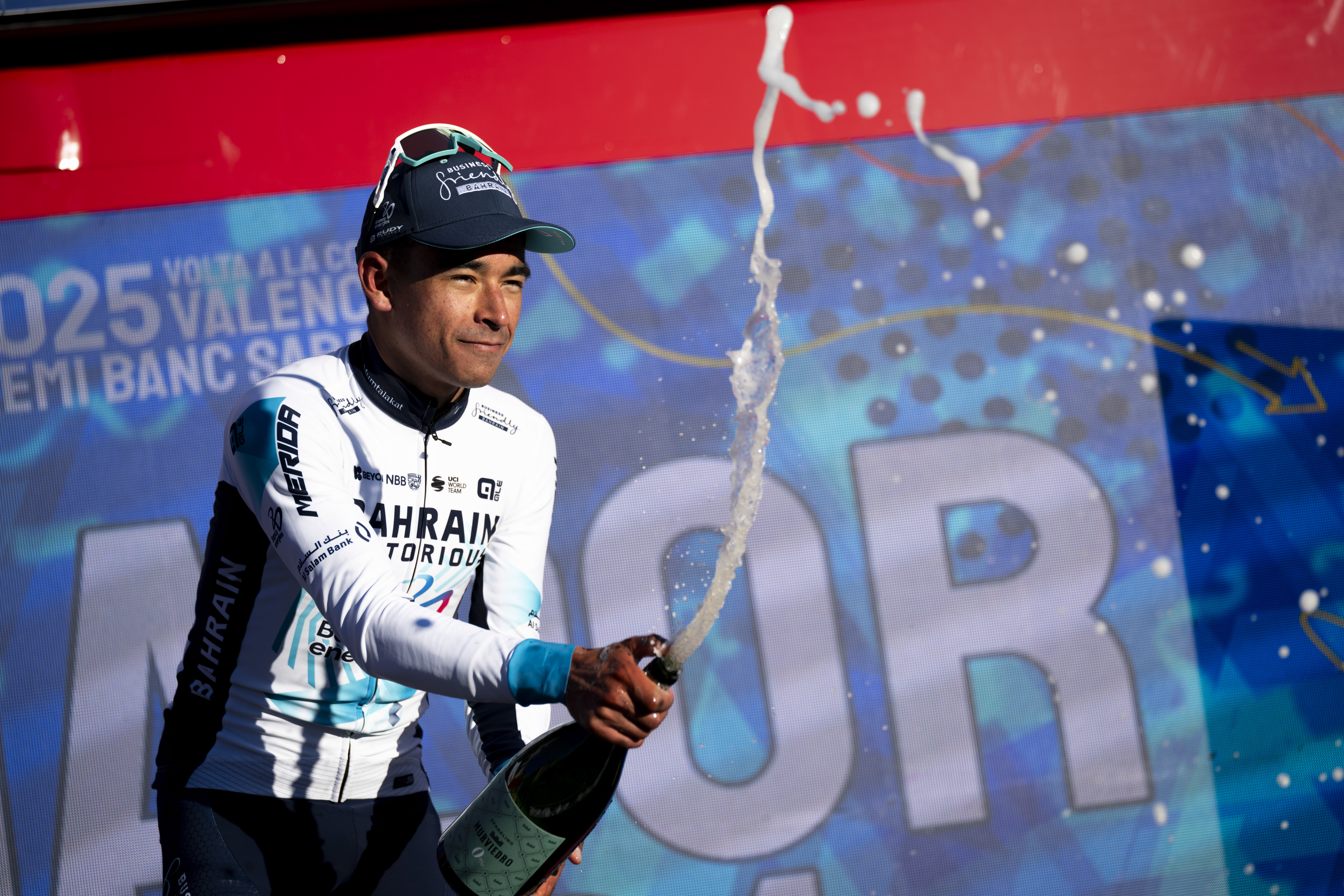 PORTELL DE MORELLA (CASTELLÓN), 08/02/2025.- El ciclista colombiano Santiago Buitrago celebra en el podio su victoria en la cuarta etapa de la Volta a la Comunitat Valenciana la etapa reina, este sábado entre Oropesa del Mar y el Portell de Morella. EFE/ Andreu Esteban