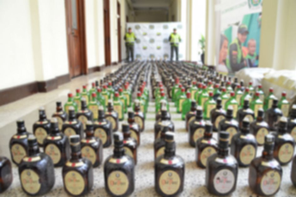 Incautan en Santander 600 botellas listas para ser envasadas con licor adulterado