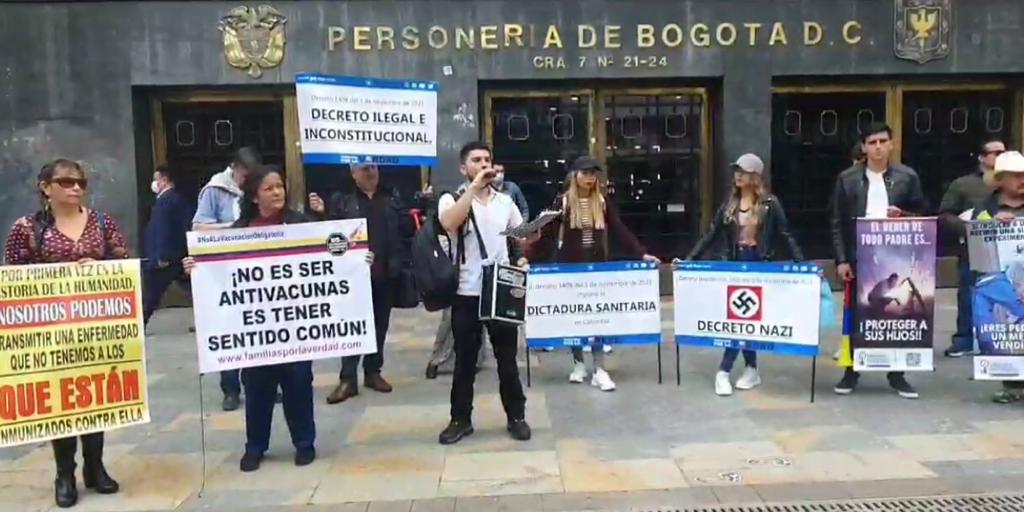 Los manifestantes aseguran que la vacunas contra COVID-19 son un experimento.