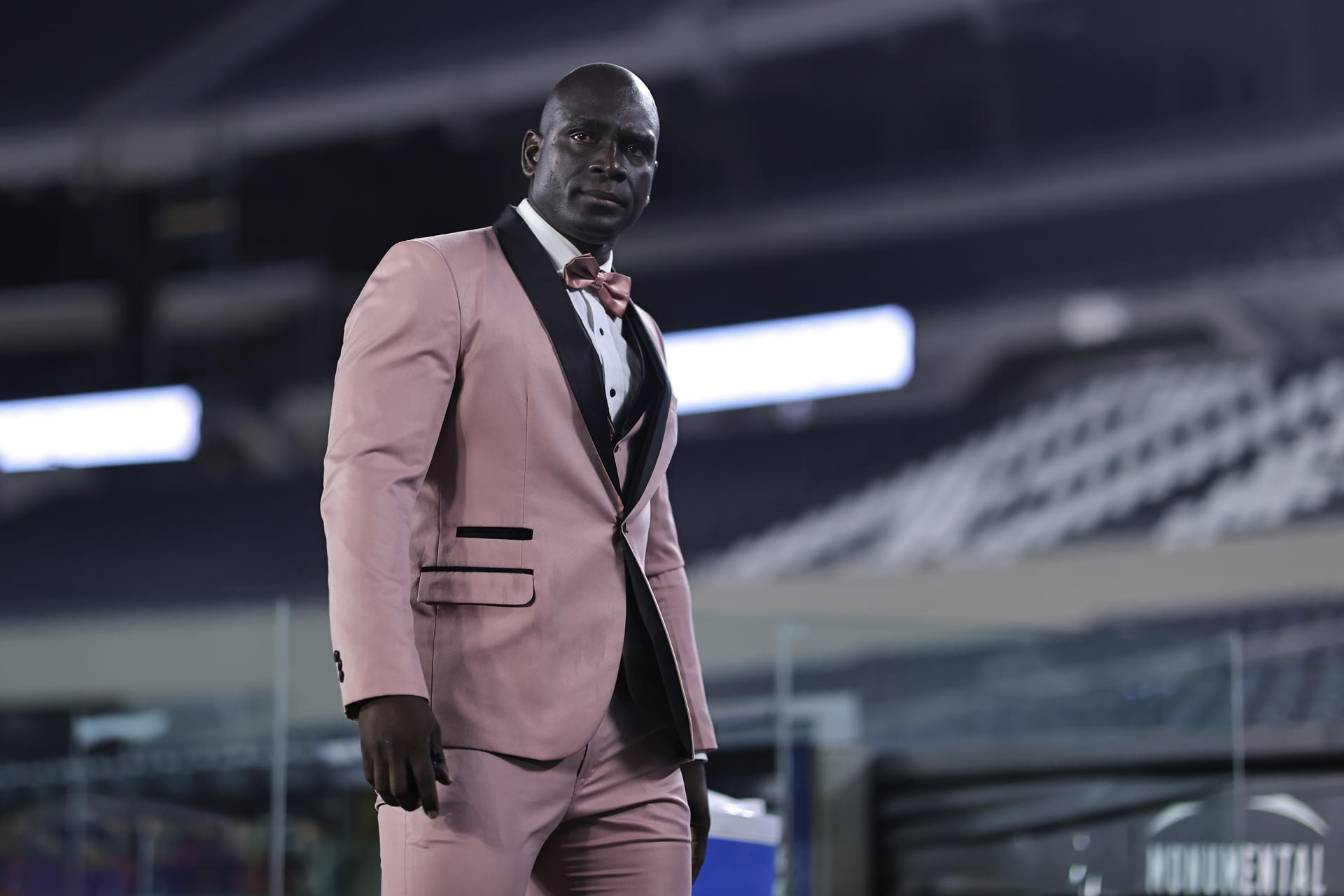 Smoking: la peculiar identidad de Segundo Castillo, el DT de fútbol ecuatoriano