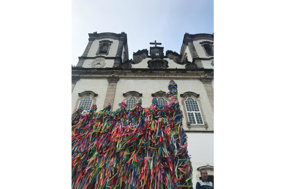 Un lugar multicolor: en el que los turistas dejan las cintas amarradascon tres nudos que simbolizan los tres deseos. Otros, la mayoría, opta por ponérsela en la muñeca, con los mismos tres nudos. La leyenda dice que cuando la manilla se cae por sí sola, es porque los anhelos ya se hicieron realidad.