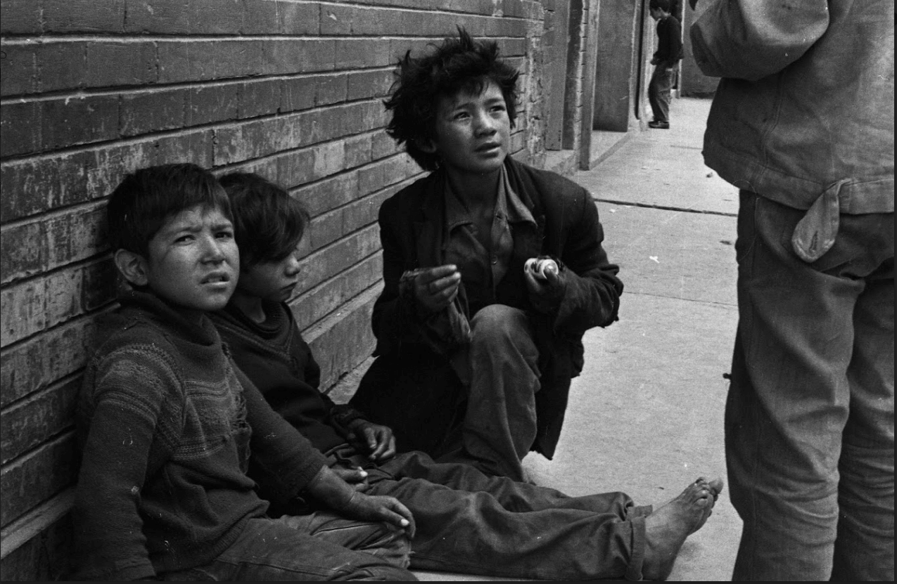 Los niños limosneros, vendedores o ladrones eran parte del paisaje de la Bogotá de mediados del siglo XX. / Fotografías: Archivo Ximena Pachón - Archivo U. Nacional - Helena Mogollón.