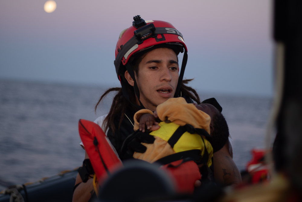. MAR MEDITERRÁNEO, 22/11/2023.- Un miembro de Médicos Sin Fronteras, a bordo del Geo Barents, participa en uno de los cuatro rescates de migrantes realizados en la zona de Búsqueda y Rescate (SAR) de Malta el pasado 3 de julio. En total fueron rescatadas 196 supervivientes incluyendo 47 menores no acompañados, 16 mujeres y un bebé. Con casi 2.200 niños y niñas, mujeres y hombres desaparecidos o muertos en el Mediterráneo central en lo que llevamos de año, el 2023 ya se ha convertido en el más mortífero en esta ruta migratoria desde 2017, según el nuevo informe publicado hoy de Médicos Sin Fronteras (MSF) en el que se denuncia que la inacción de los Estados europeos han provocado más muertes en el mar. EFE/ Michela Rizzotti/MSF SOLO USO EDITORIAL/SOLO DISPONIBLE PARA ILUSTRAR LA NOTICIA QUE ACOMPAÑA (CRÉDITO OBLIGATORIO)