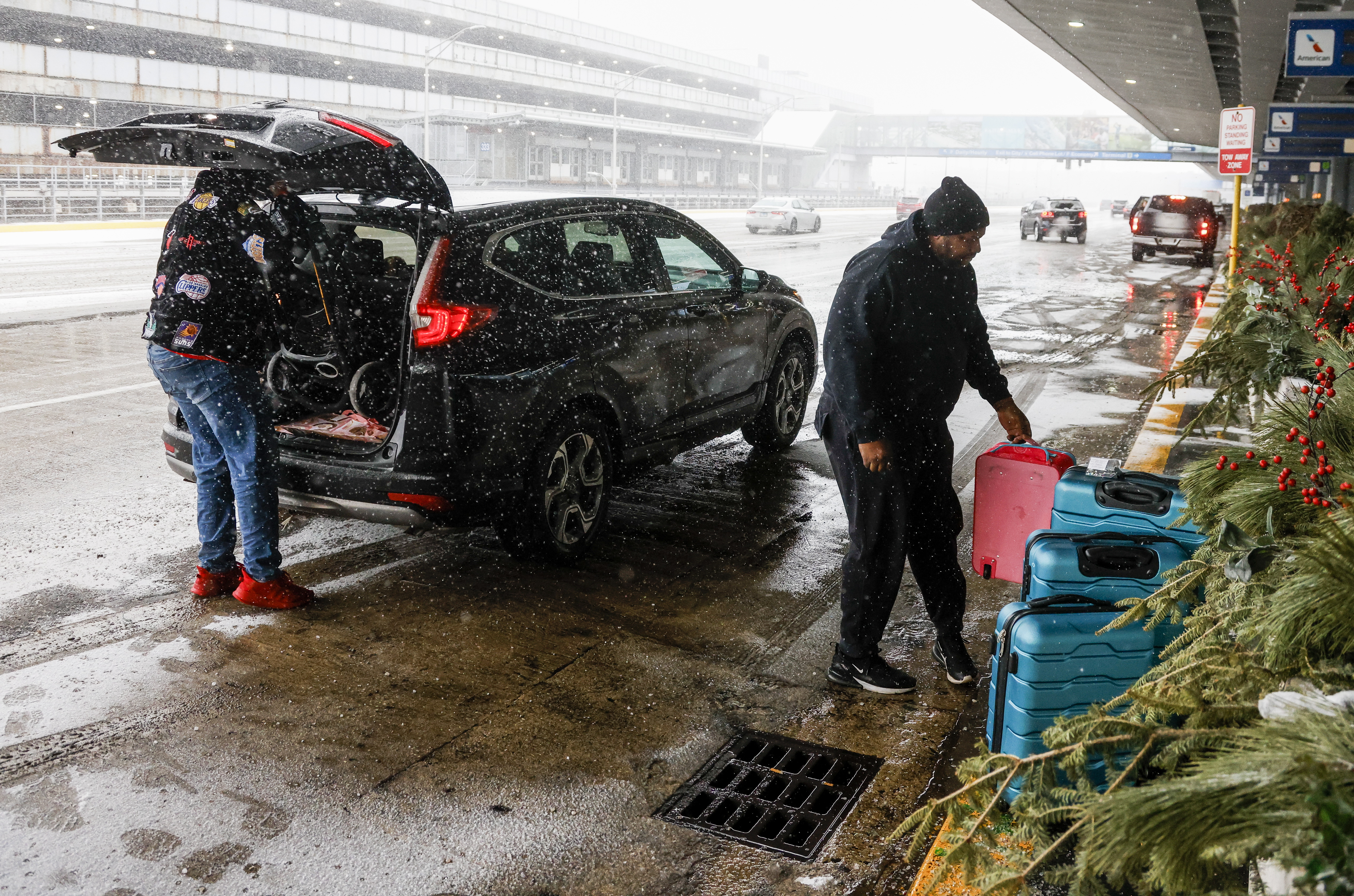 Una tormenta invernal de una rara intensidad barrió Estados Unidos el viernes, provocando cierres de rutas y aeropuertos en gran parte del país en víspera de Navidad.  "Más de 240 millones de personas (más del 70 % de la población) están afectadas por alertas meteorológicas", dijo el Servicio Nacional de Meteorología (NWS) en su boletín de la madrugada del viernes.