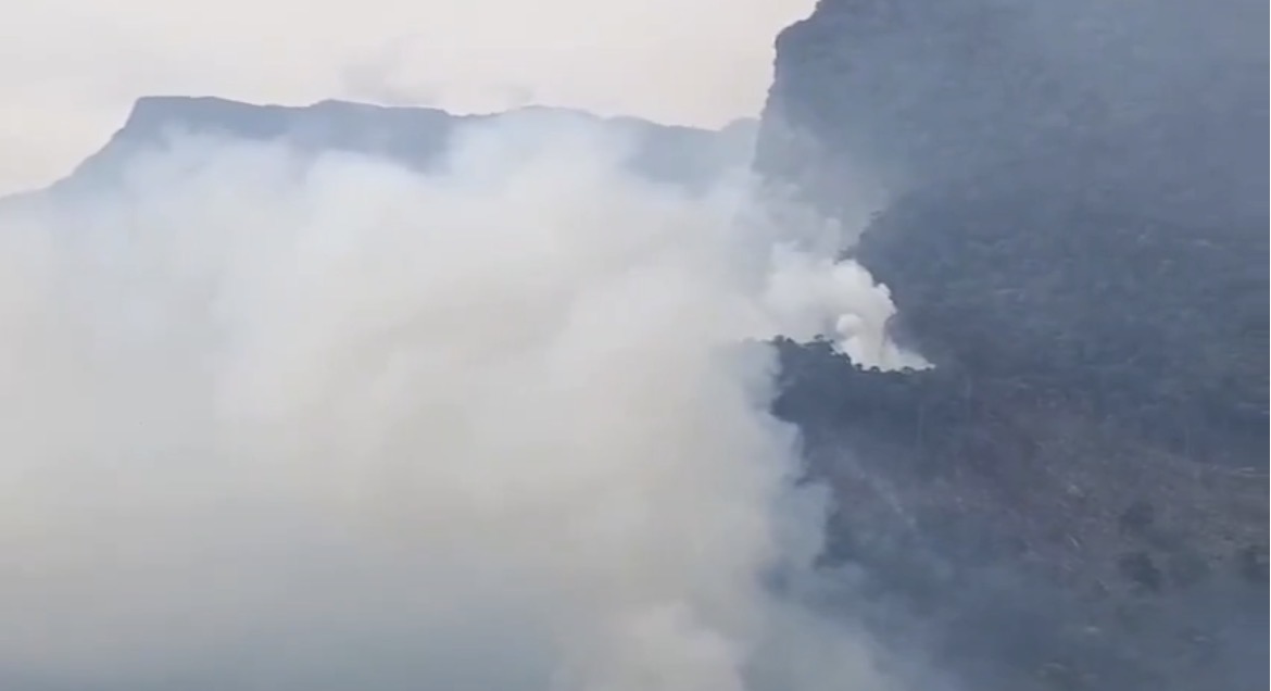 Emergencia ambiental en Santander: incendio forestal amenaza el Cerro del Barco
