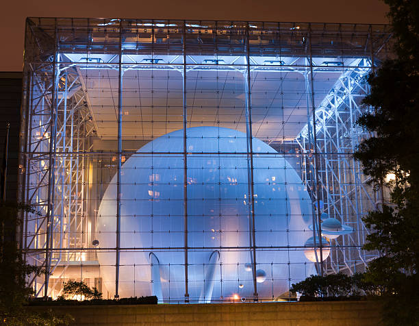 El Planetario Hayden, ubicado en el American Museum of Natural History, es uno de los centros de divulgación astronómica más avanzados del mundo. Su teatro inmersivo ofrece espectáculos basados en datos reales de agencias como la NASA, la European Space Agency y la Japan Aerospace Exploration Agency, combinando ciencia, visualización y narrativa para llevar al público a un viaje por el universo. Además de sus proyecciones, desarrolla programas educativos, conferencias y proyectos de visualización científica que conectan los últimos descubrimientos cósmicos con experiencias accesibles para todo tipo de público.